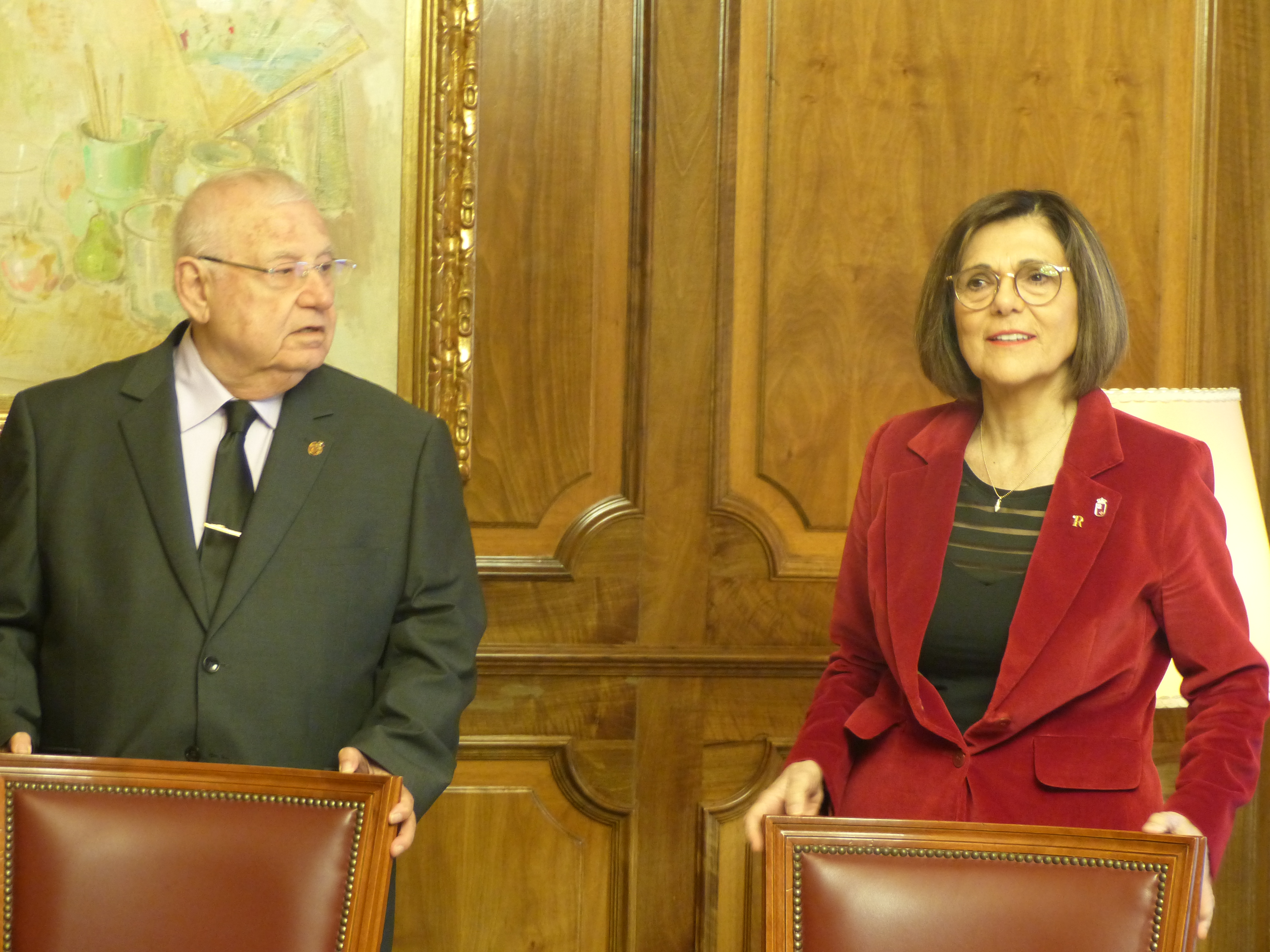 La presidenta de la Asamblea Regional, Rosa Peñalver, ha entregado al Hermano Mayor del Santo y Real Hospital de Caridad de Cartagena, José Vera
