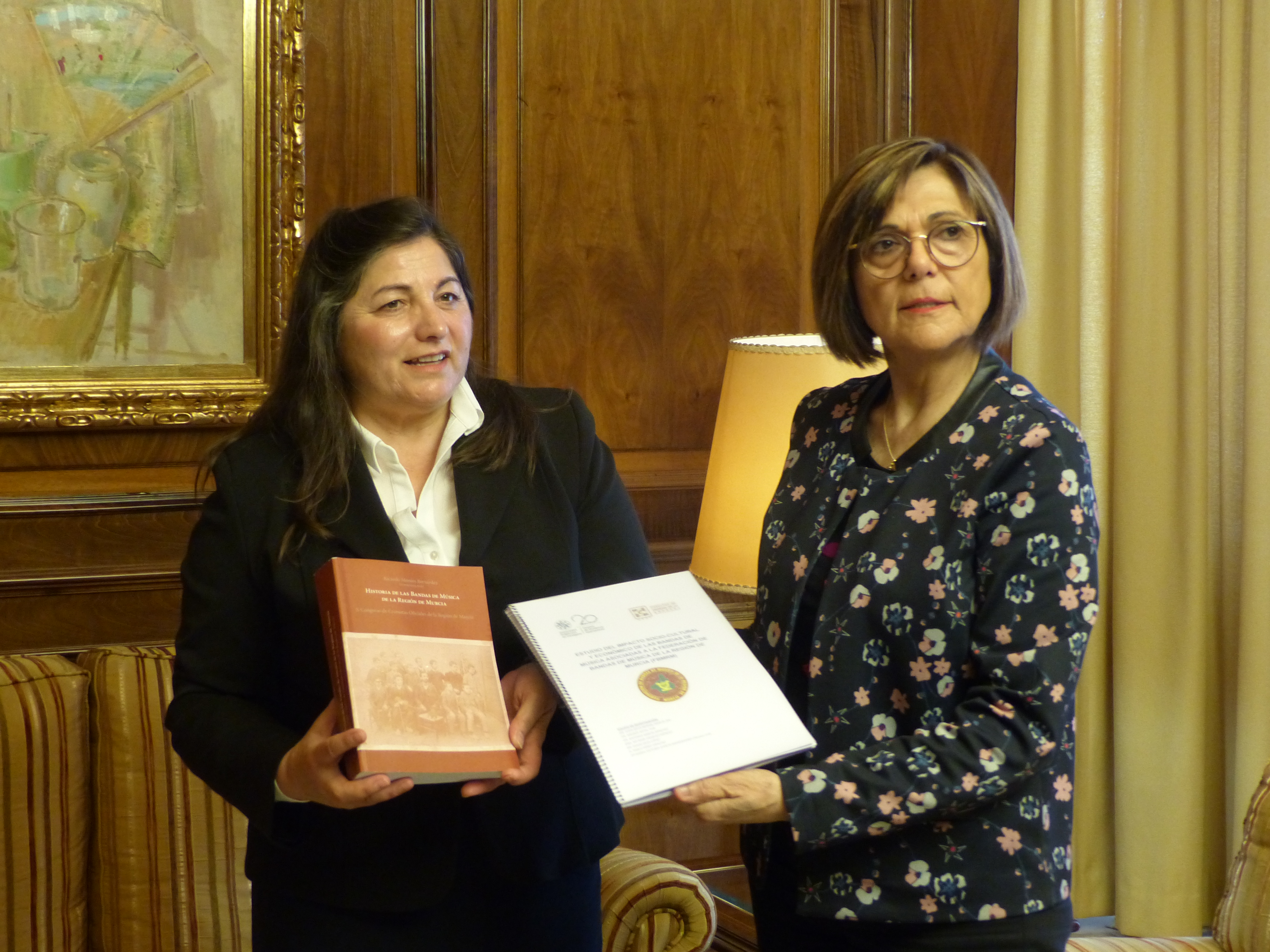 La presidenta de la Asamblea Regional, Rosa Peñalver, ha recibido a la presidenta de la Federación de Bandas de Música de la Región de Murcia, Ginesa Zamora