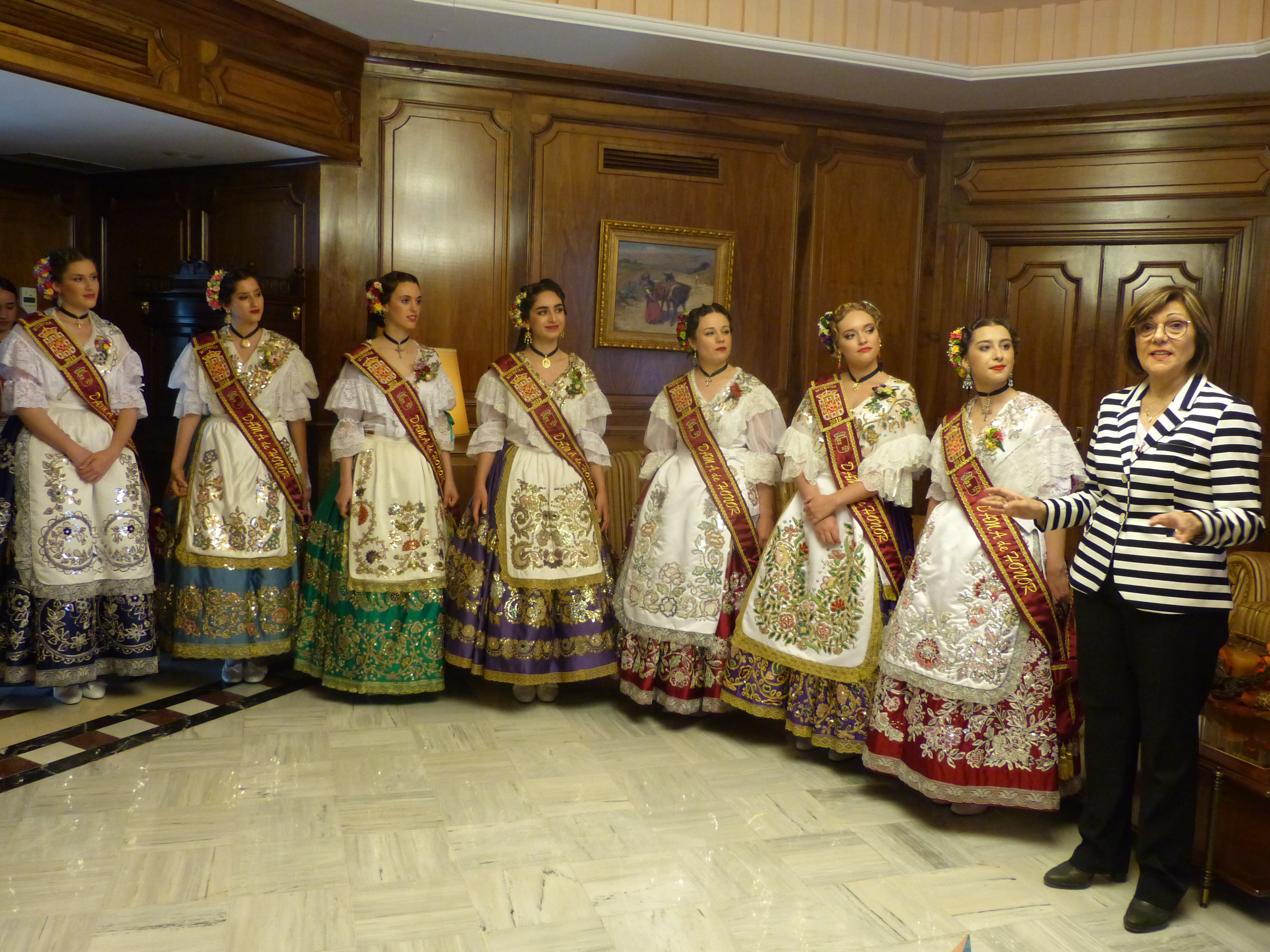 La presidenta de la Asamblea recibe a la Reina de la Huerta 2019 y su Corte