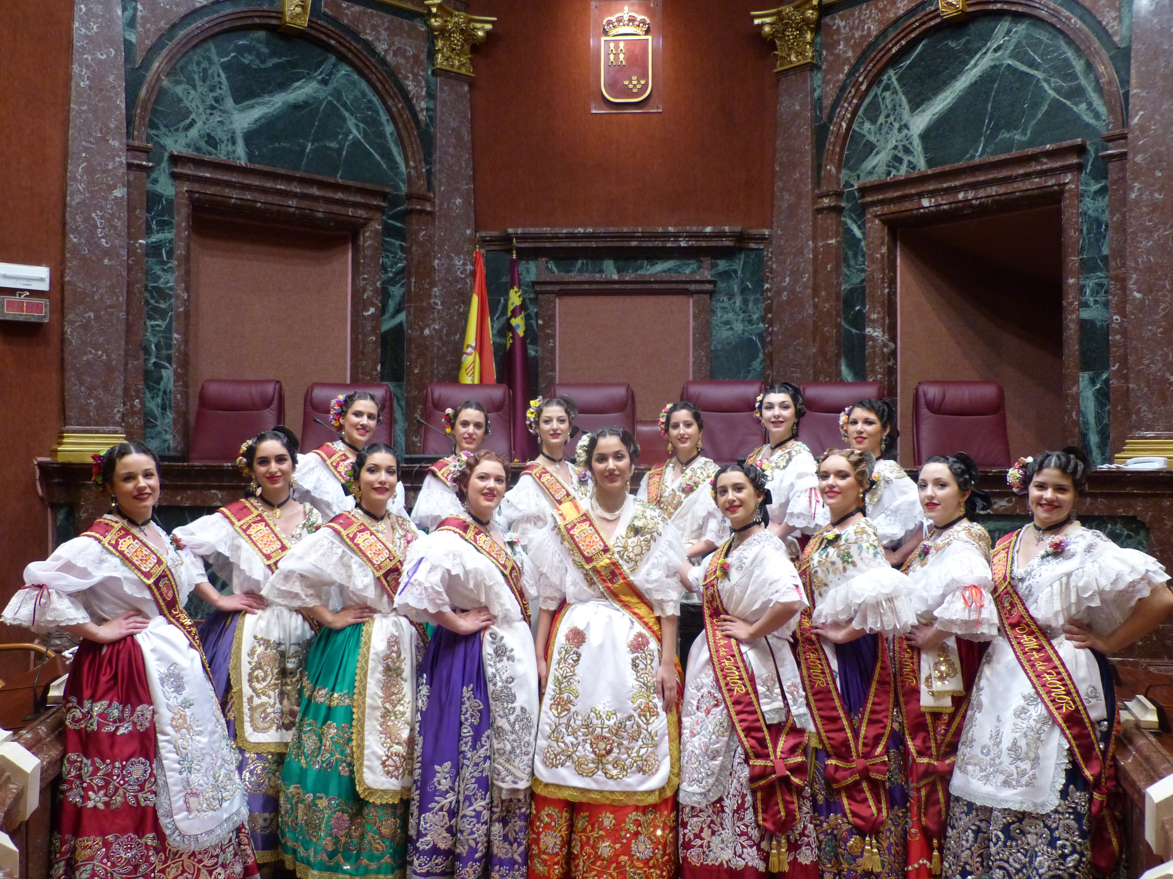 La presidenta de la Asamblea recibe a la Reina de la Huerta 2019 y su Corte