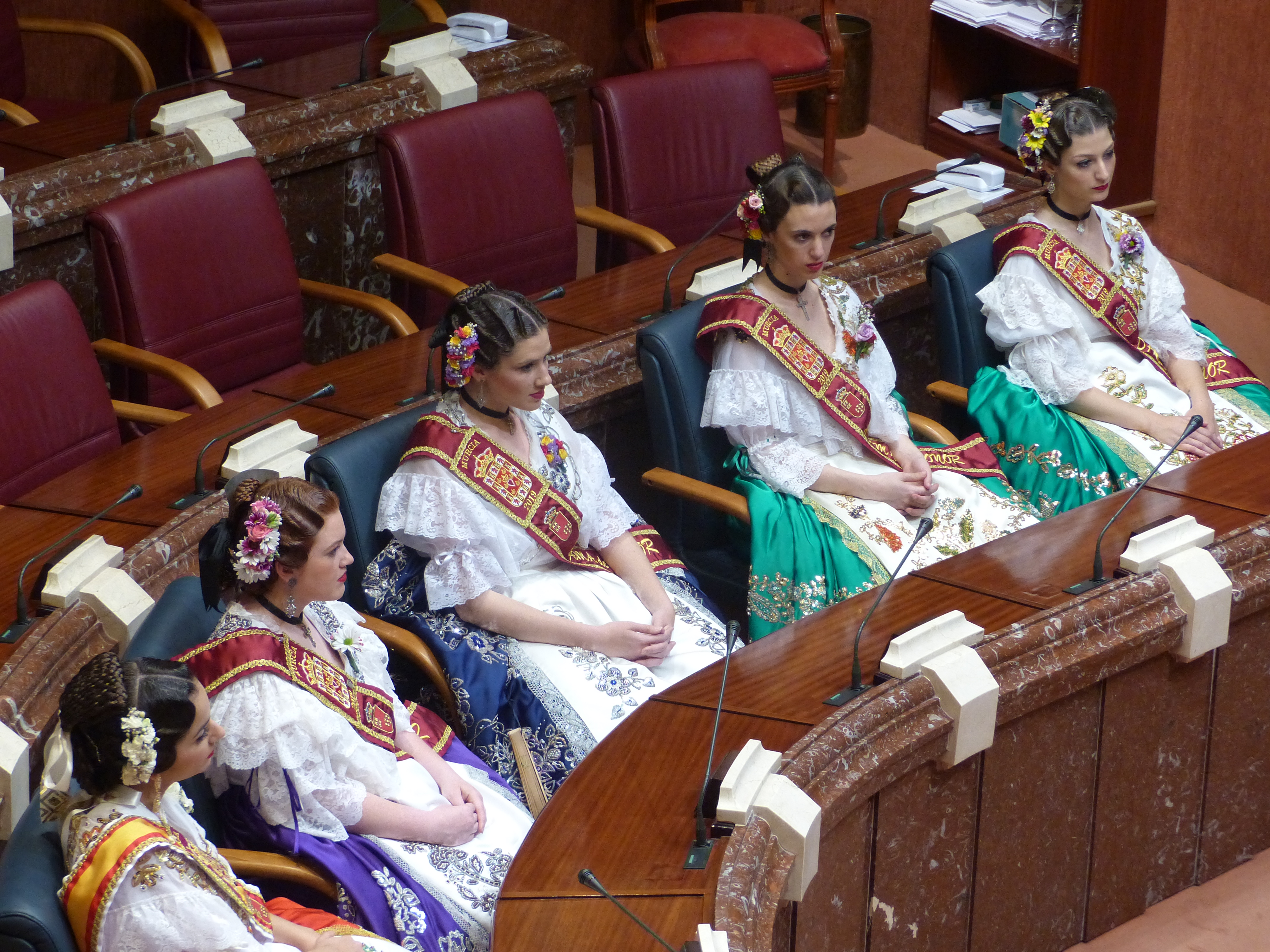 La presidenta de la Asamblea recibe a la Reina de la Huerta 2019 y su Corte