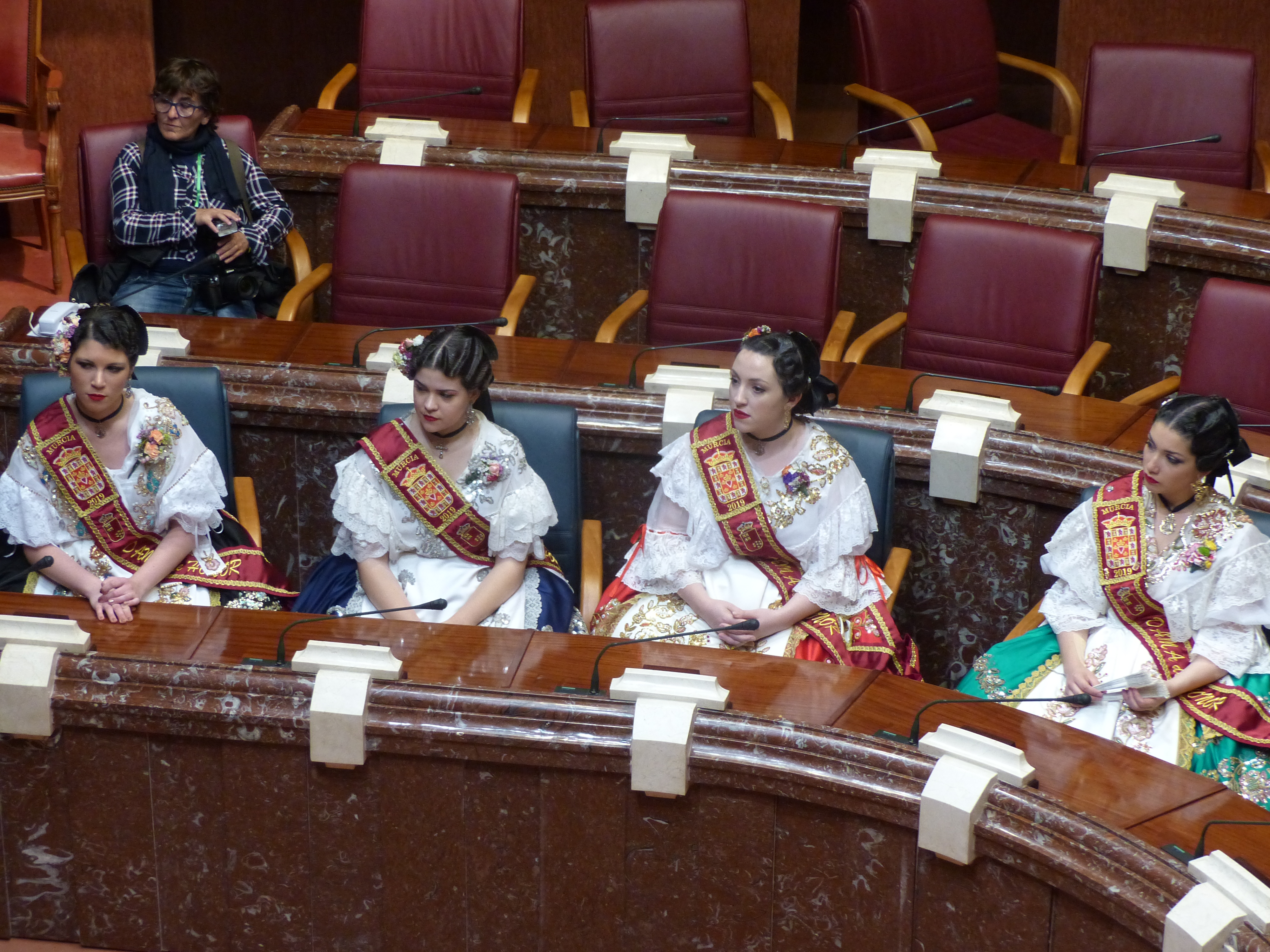 La presidenta de la Asamblea recibe a la Reina de la Huerta 2019 y su Corte