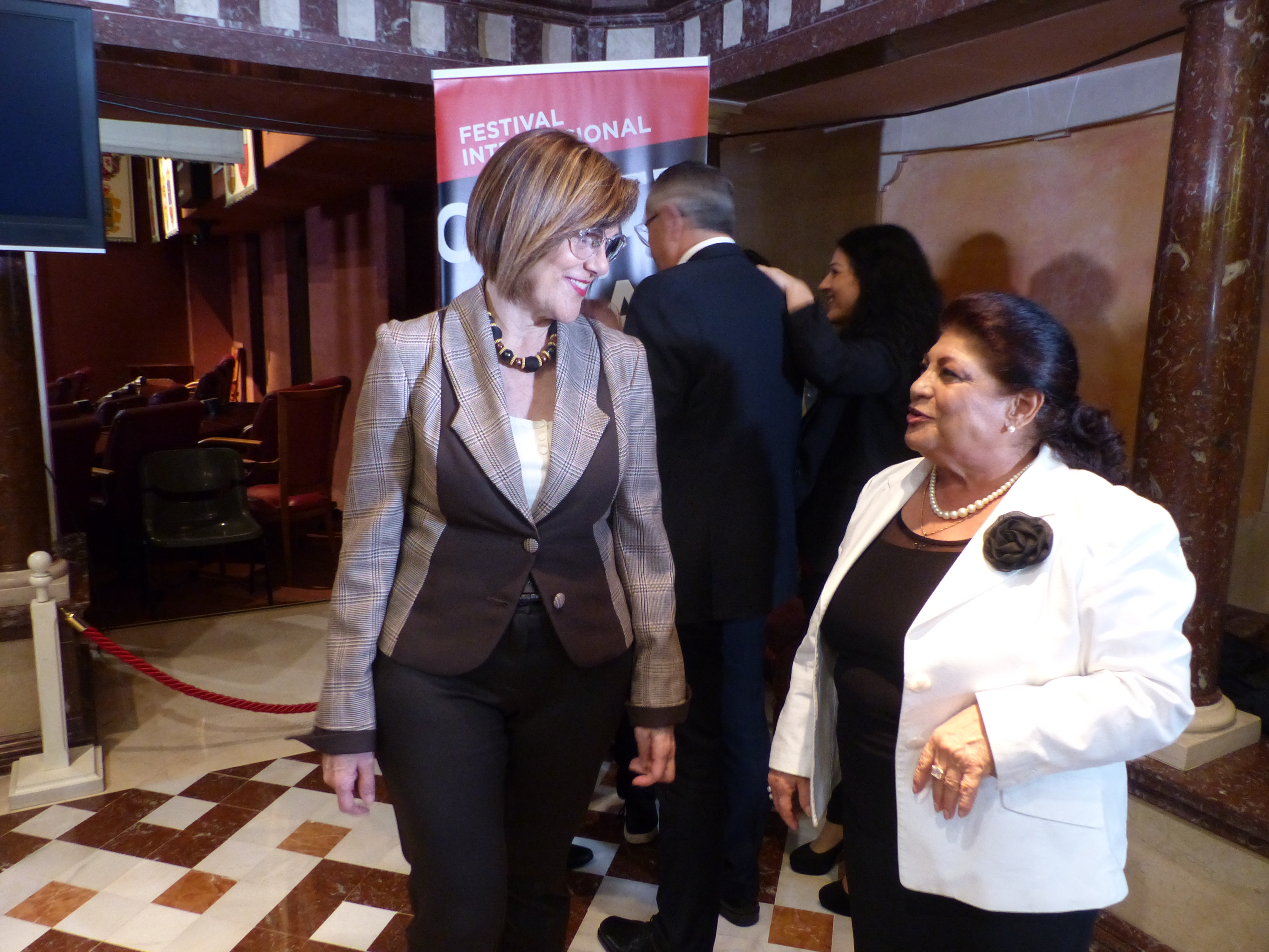 La presidenta de la Asamblea, Rosa Peñalver, saluda a la cantaora Encarnación Fernández