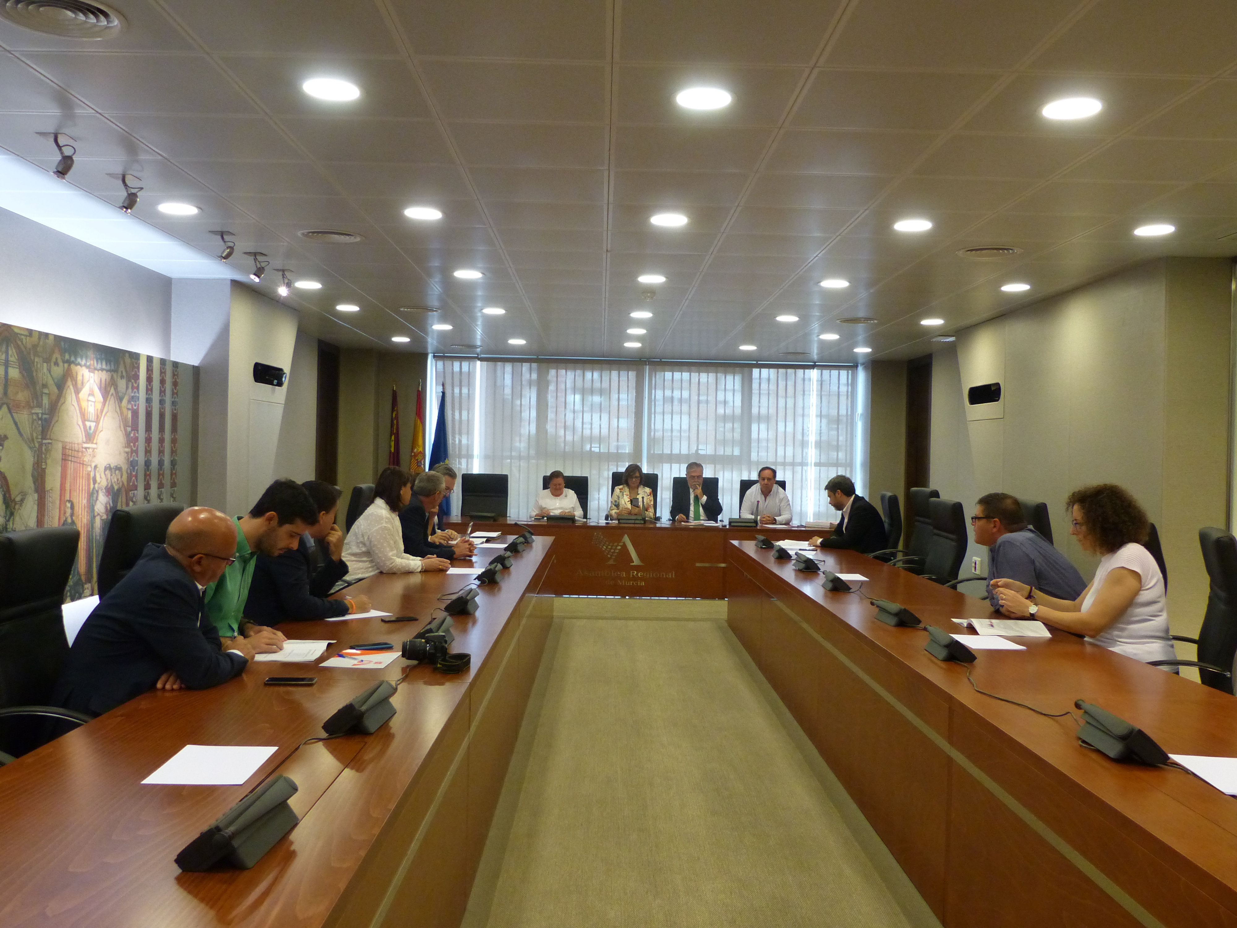 El CEMOP entrega el Barómetro preelectoral a la presidenta de la Asamblea y los Grupos Parlamentarios