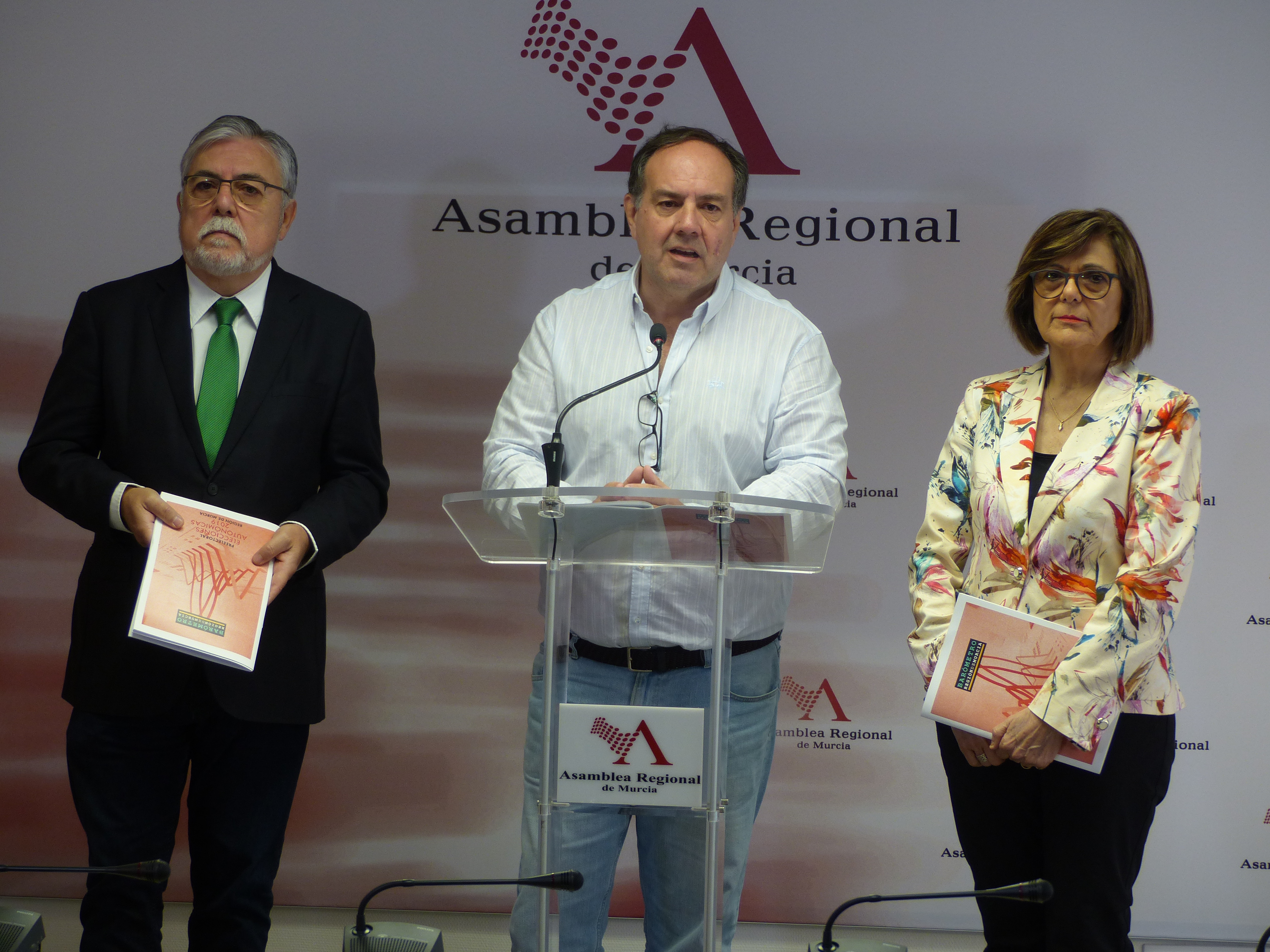 La presidenta de la Asamblea Regional, Rosa Peñalver, y los codirectores del CEMOP, Juan José García Escribano e Ismael Crespo