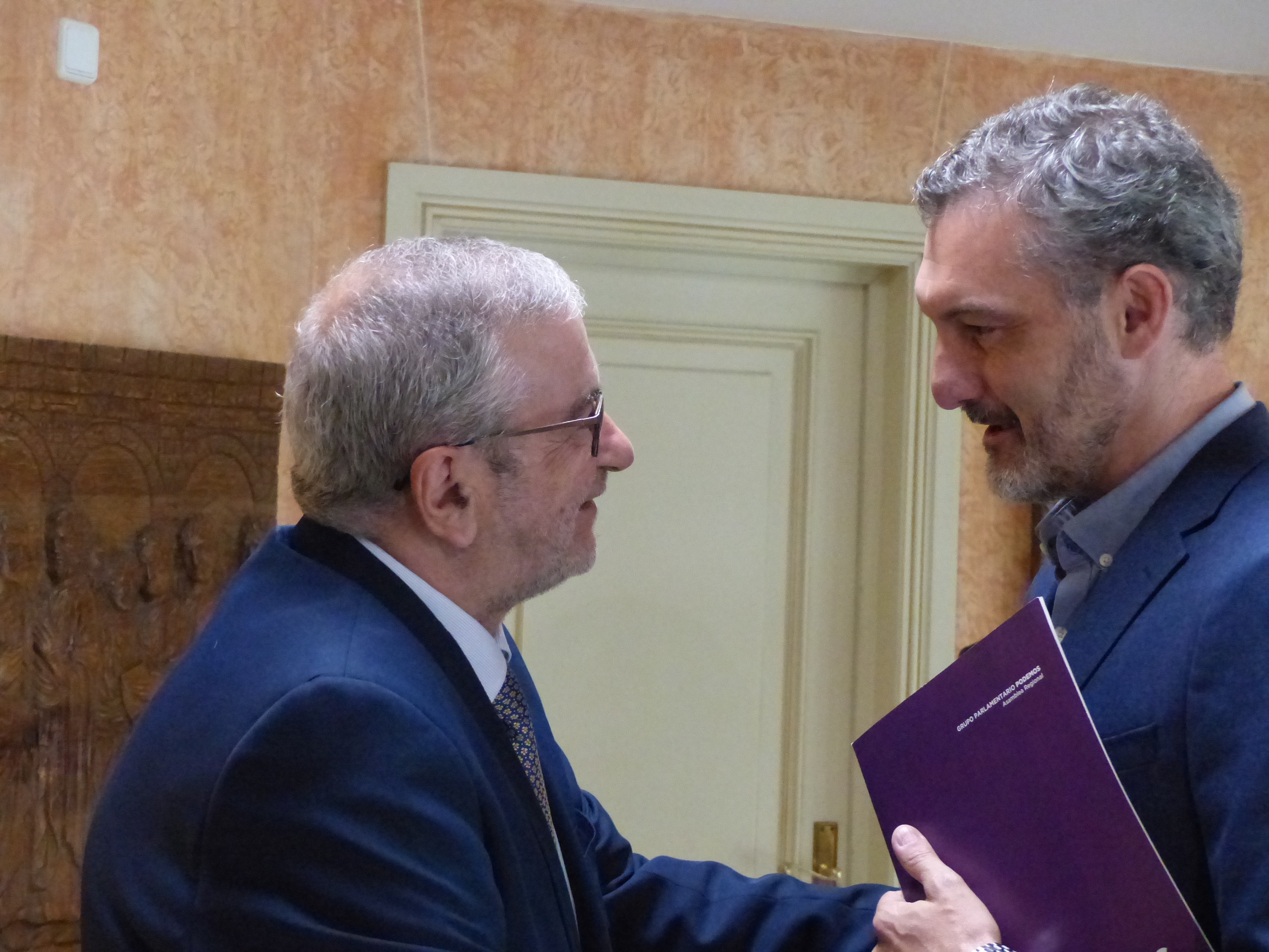 El presidente de la Asamblea, Alberto Castillo, ha iniciado las consultas recibiendo al diputado de Podemos, Oscar Urralburu