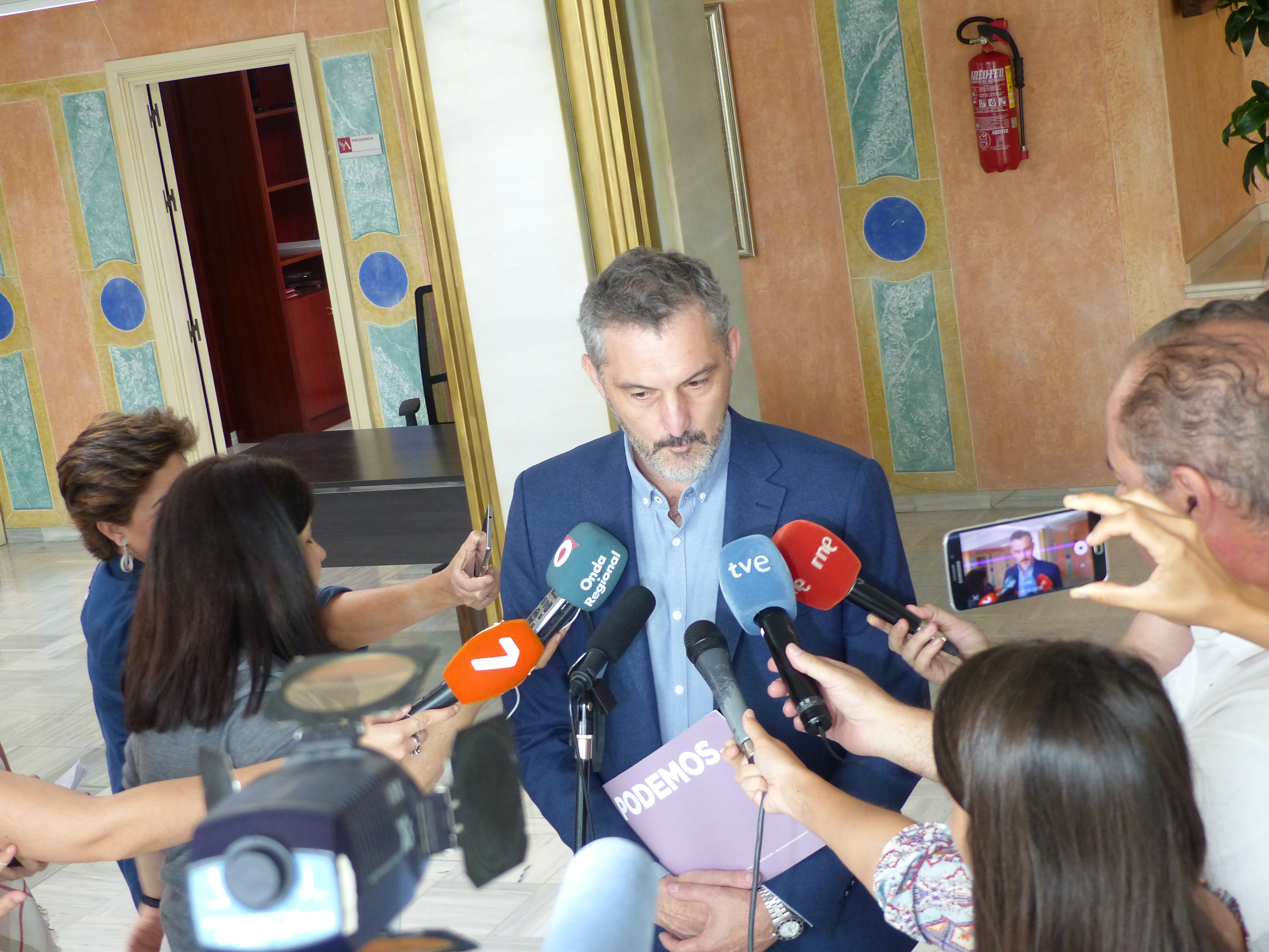 Oscar Urralburu atiende a los medios de comunicación al término del encuentro
