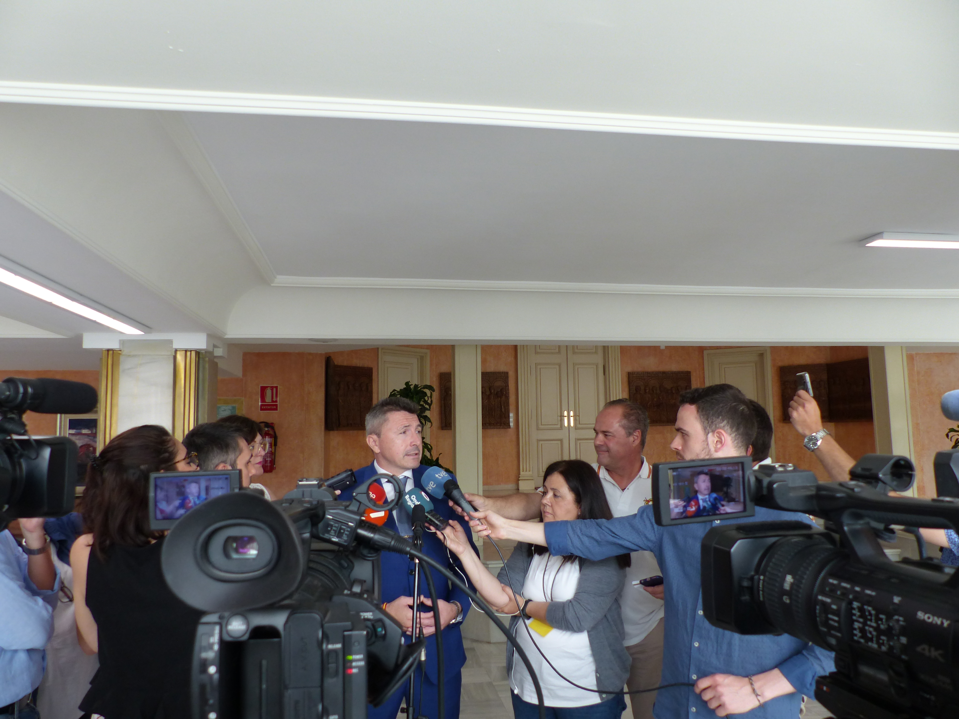 Pascual Salvador responde a las preguntas de los periodistas