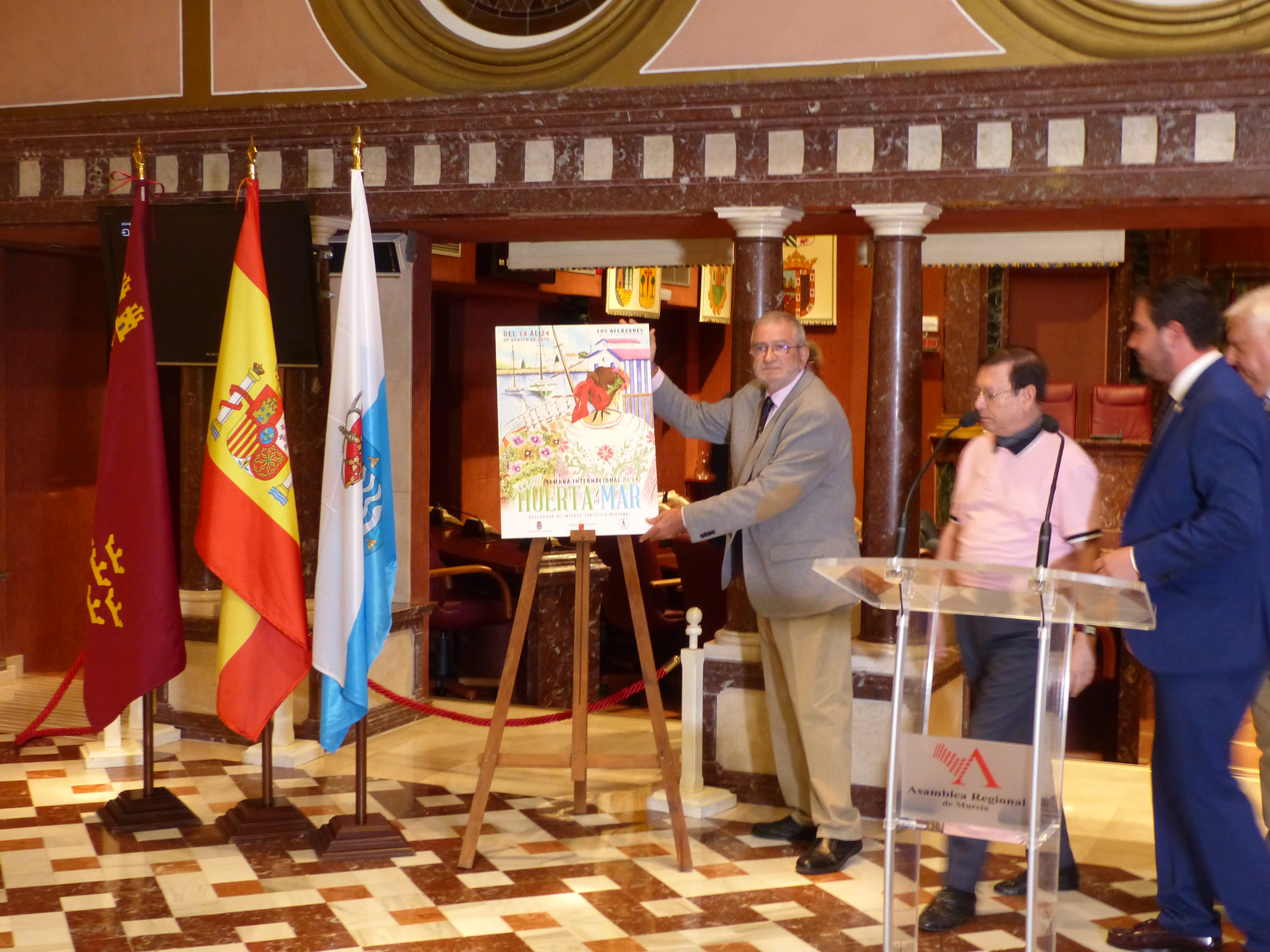 Alberto Castillo muestra el cartel de la XLVIII Semana de la Huerta y el Mar
