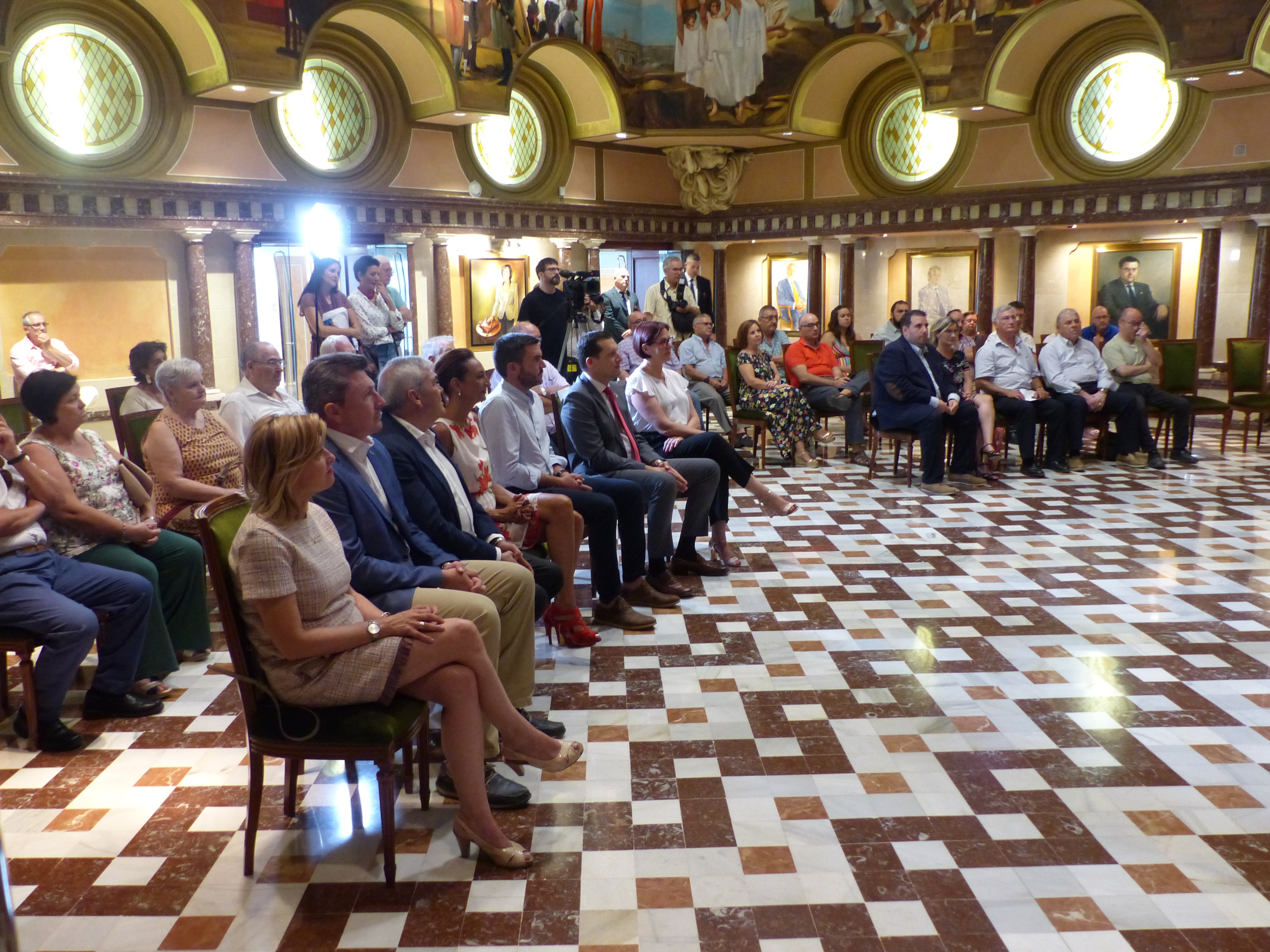 Asistentes al acto de la presentación del cartel
