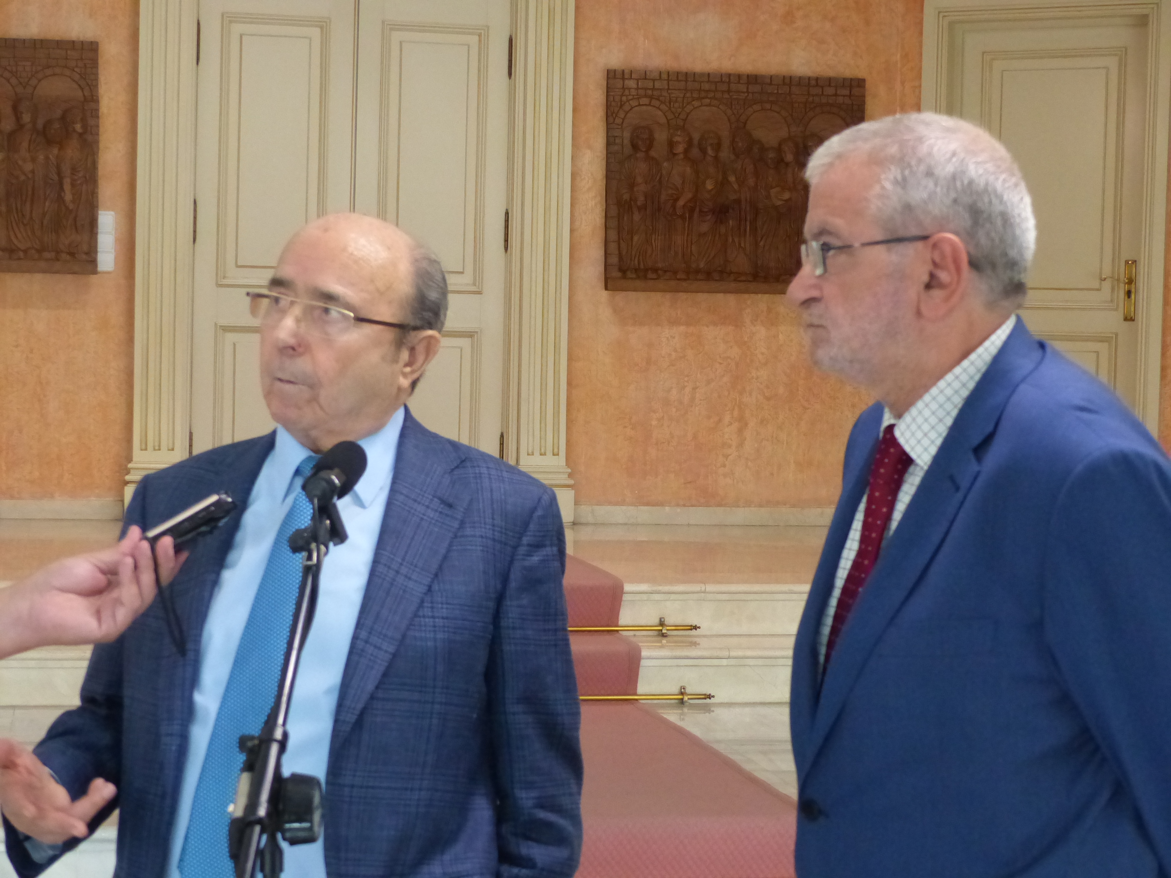 Manuel Torres atiende a los medios
