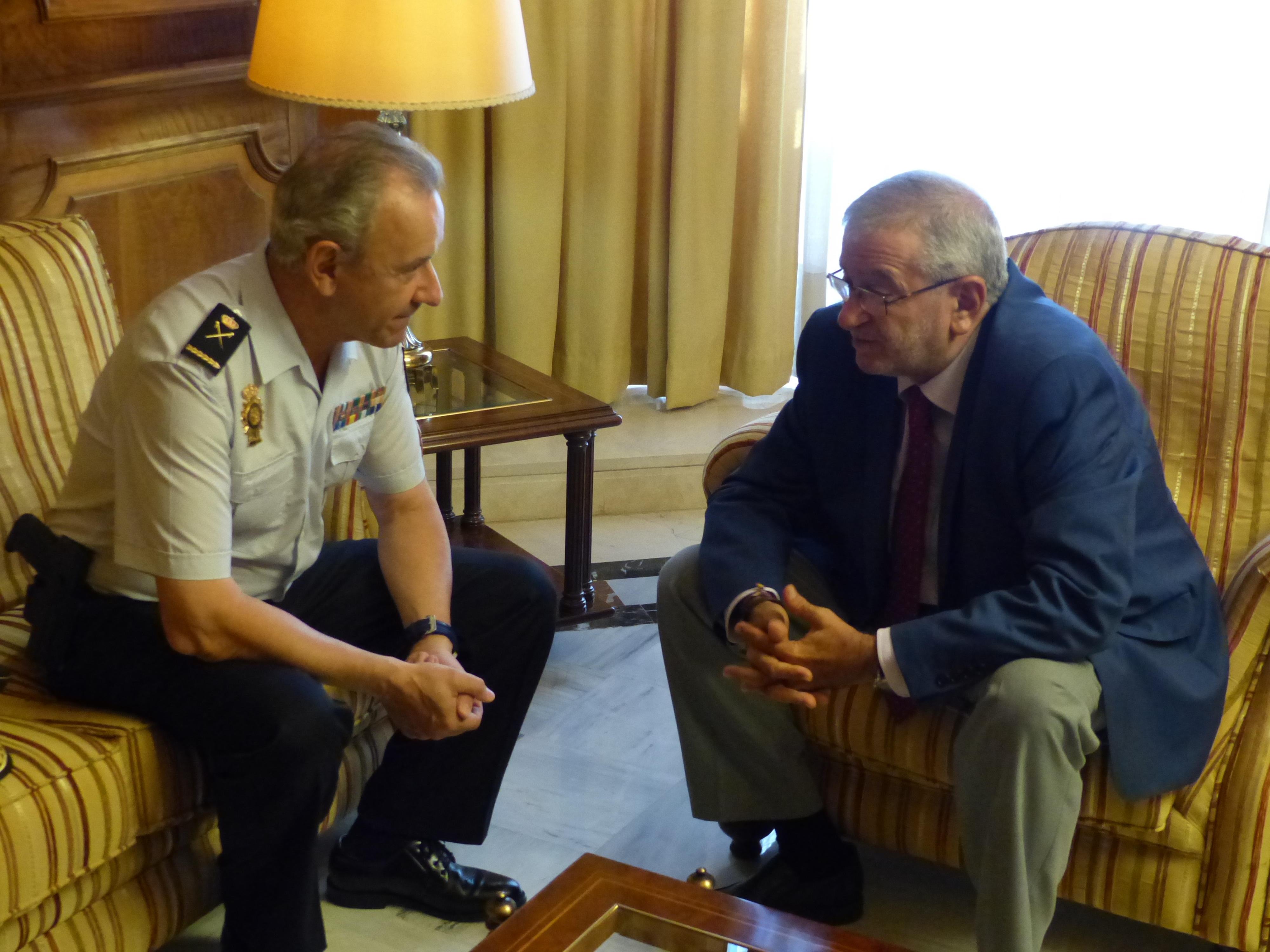 El presidente de la Asamblea, Alberto Castillo, charla con Alfonso Navarro, nuevo jefe superior de la Policía Nacional en la Región de Murcia