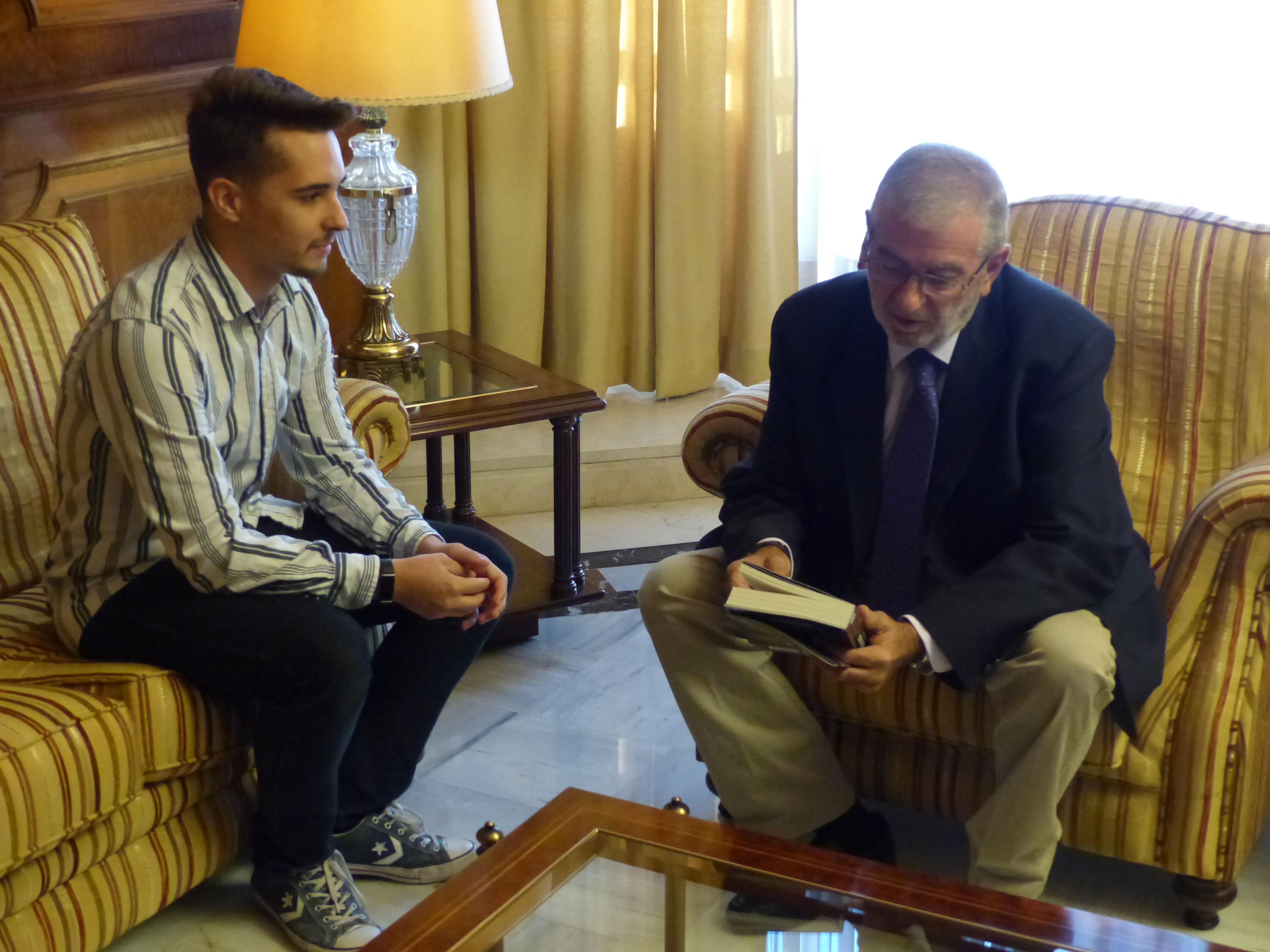 Alberto Castillo hojea el libro de Julio Marín