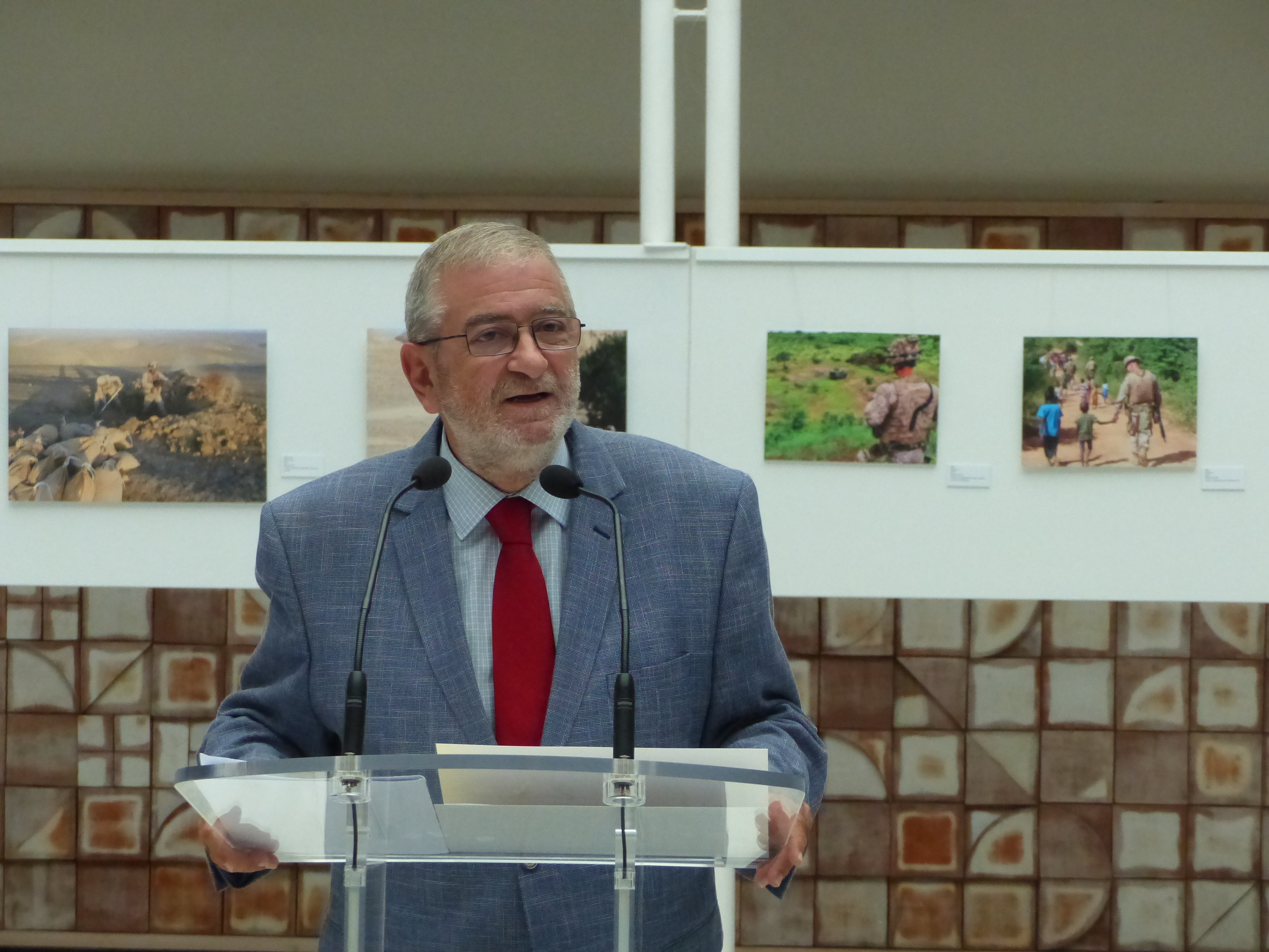 Alberto Castillo ha ofrecido la Asamblea para acoger otra exposición sobre el día a día de las Fuerzas Armadas