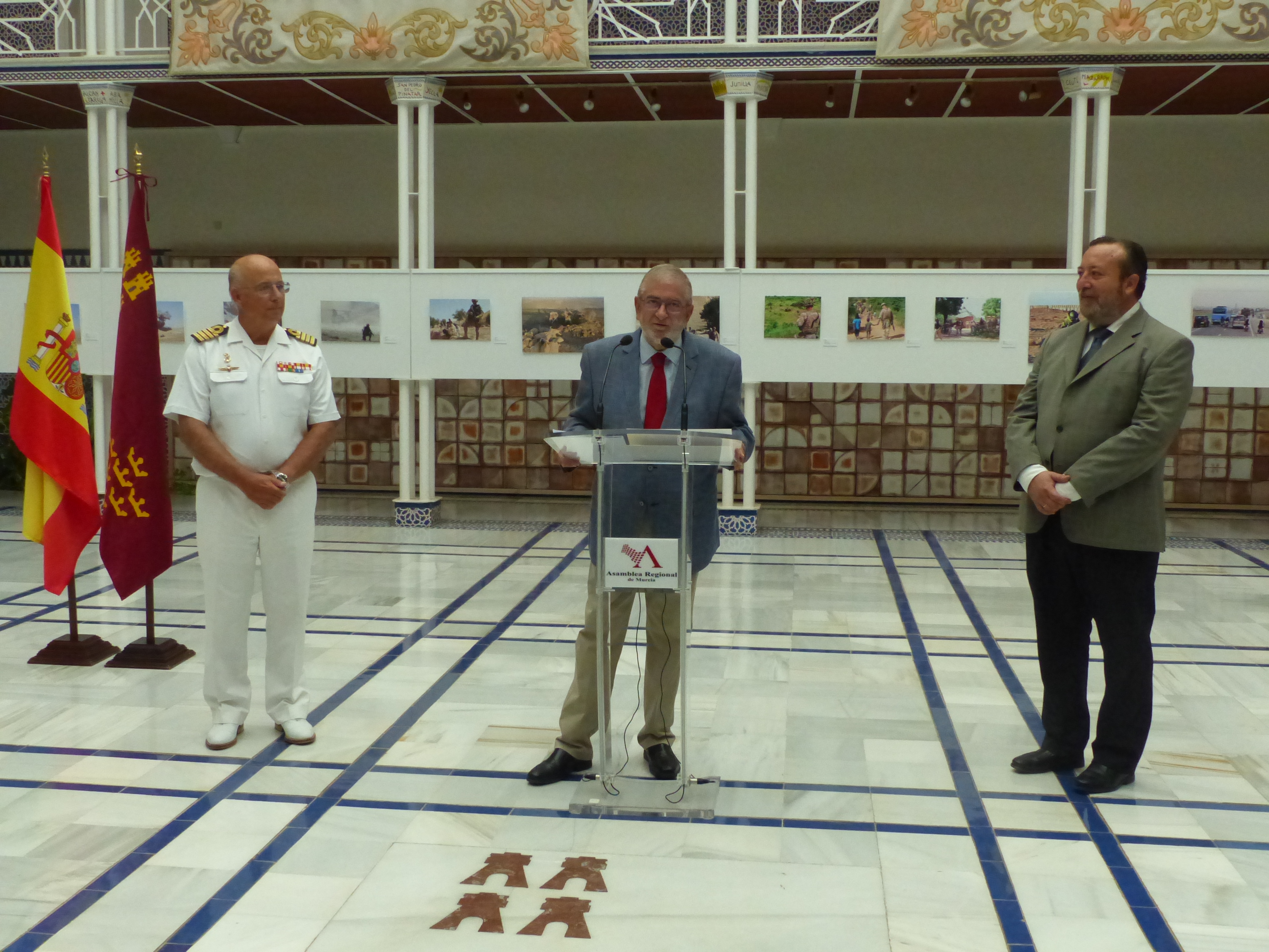 El presidente de la Asamblea, Alberto Castillo, junto al delegado de Defensa, José Ignacio Marti y el decano del Colegio de Periodistas, Juan Antonio de Heras