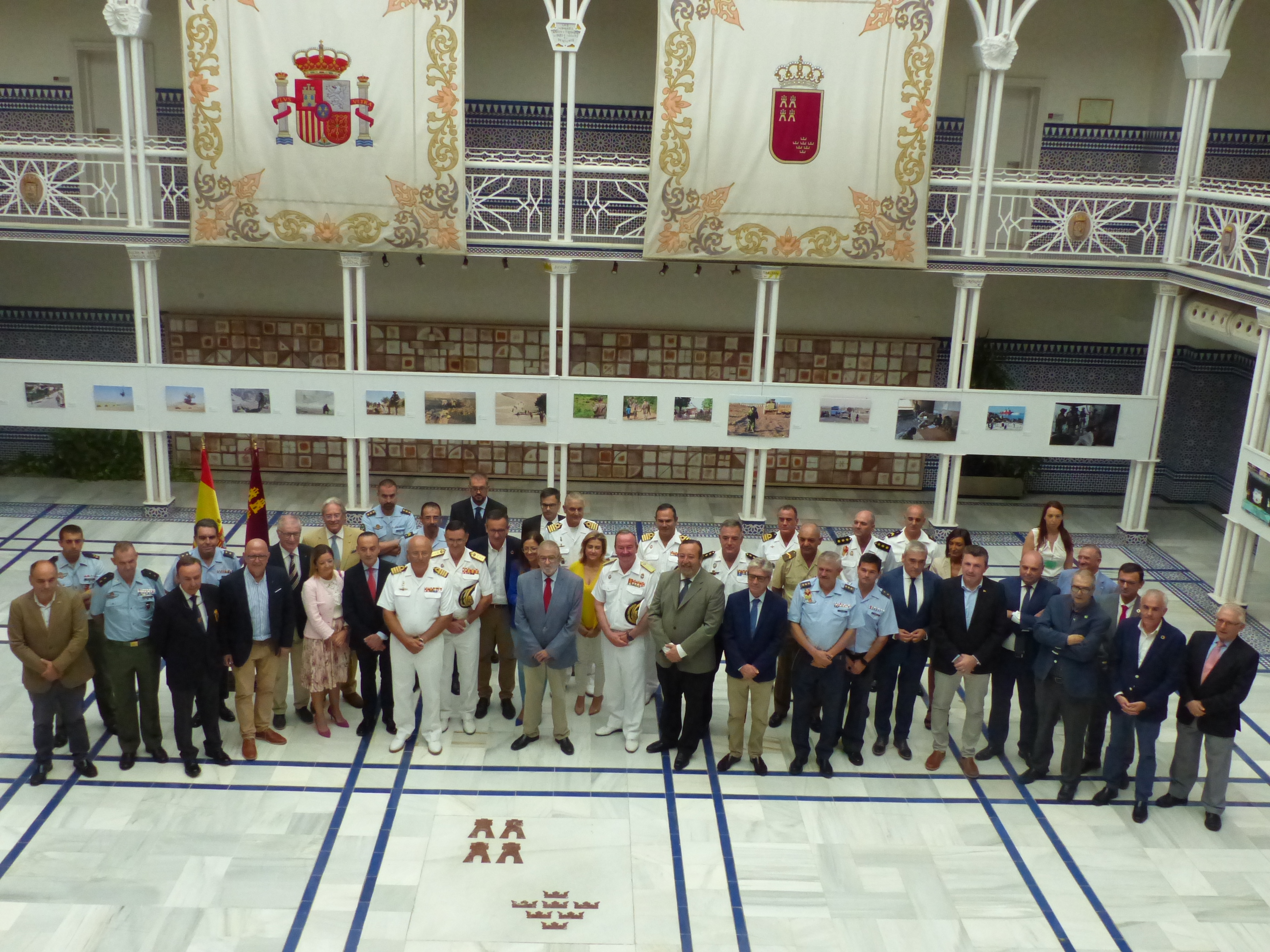 Foto de familia de los asistentes a la inauguración de la exposición "Treinta imágenes para treinta años"