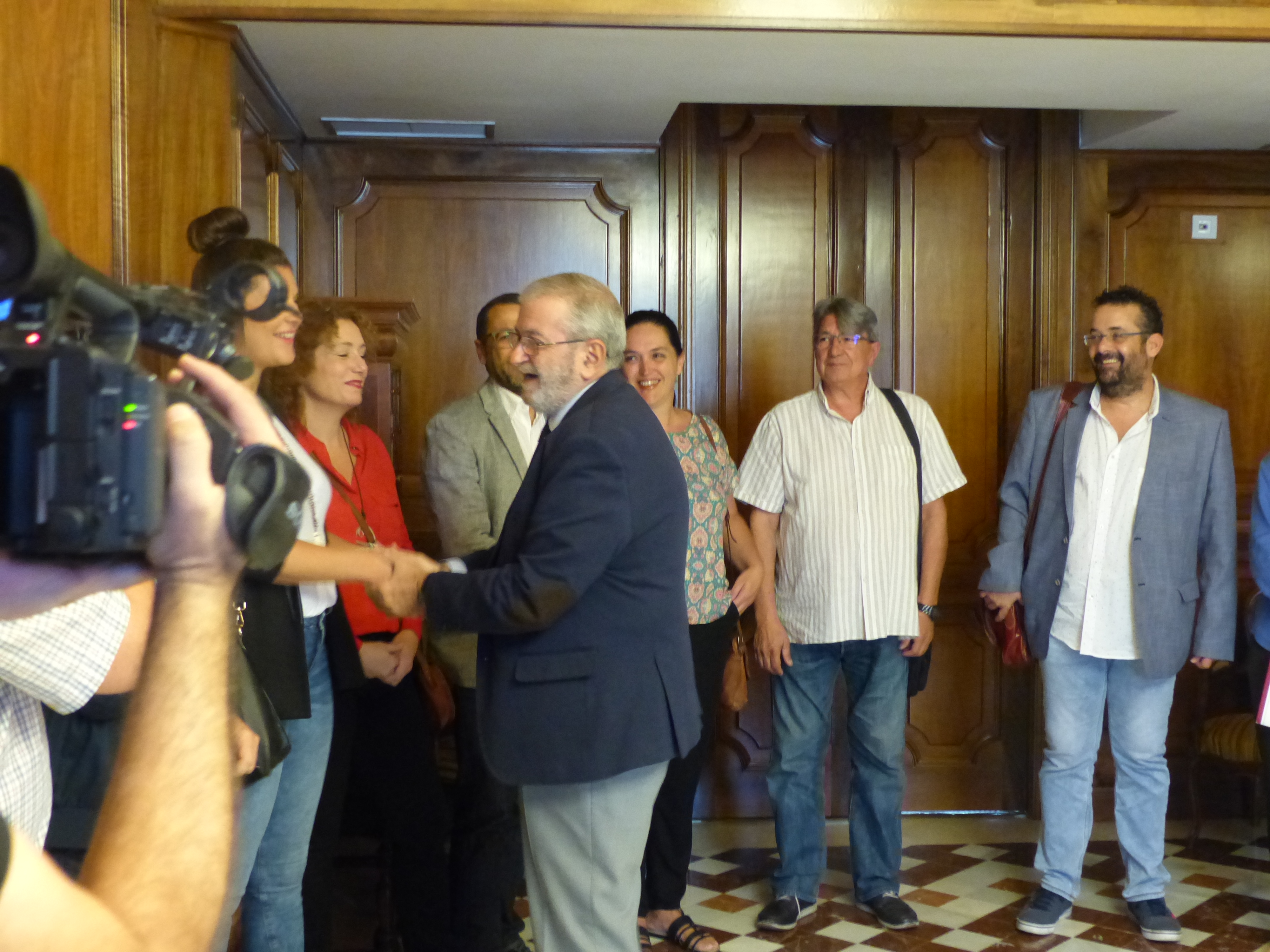 El presidente de la Asamblea, Alberto Castillo, saluda a los miembros de la EAPN Región de Murcia