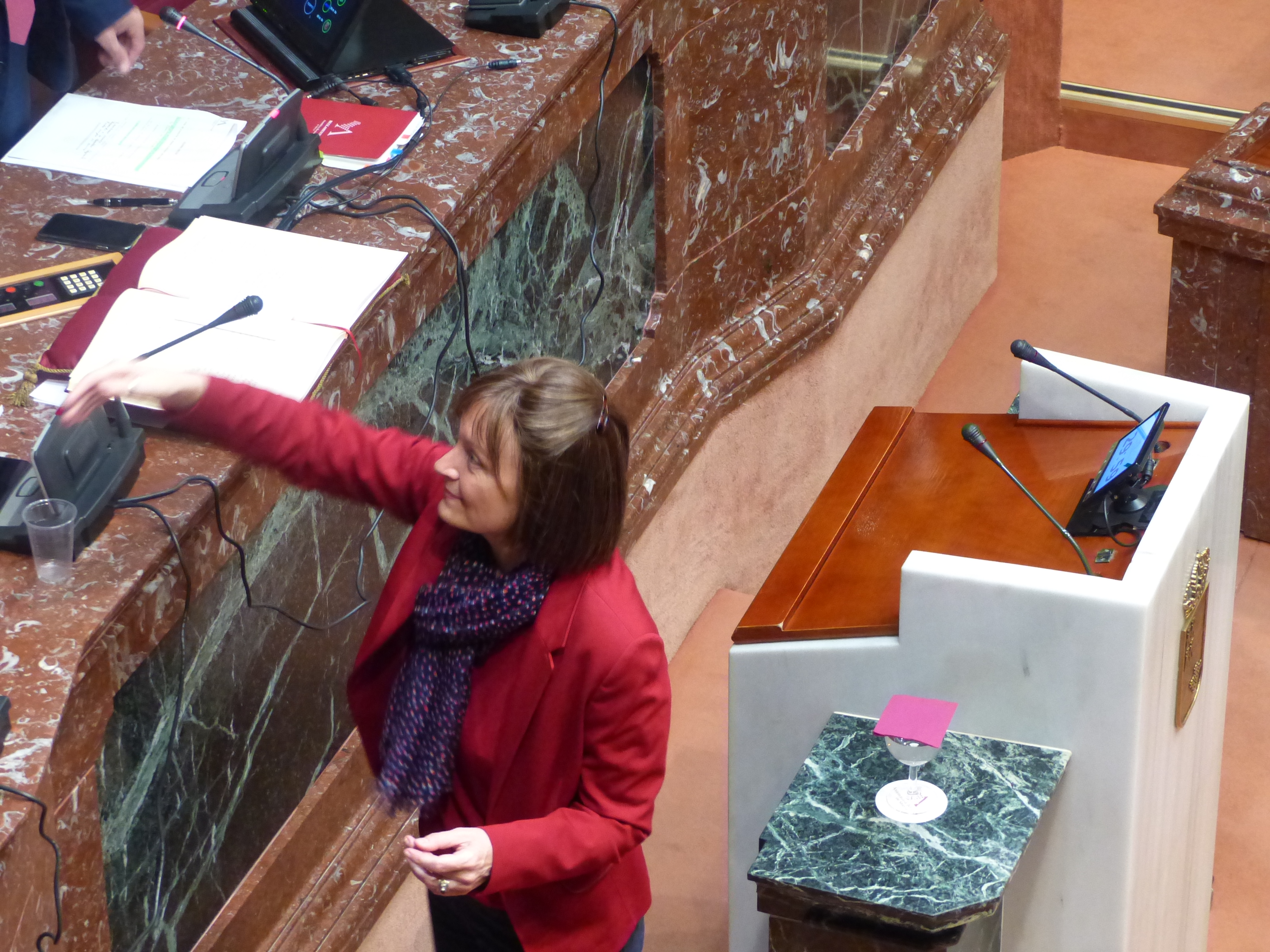 María Marín saluda a los miembros de la Mesa, tras prometer el cargo de diputada regional