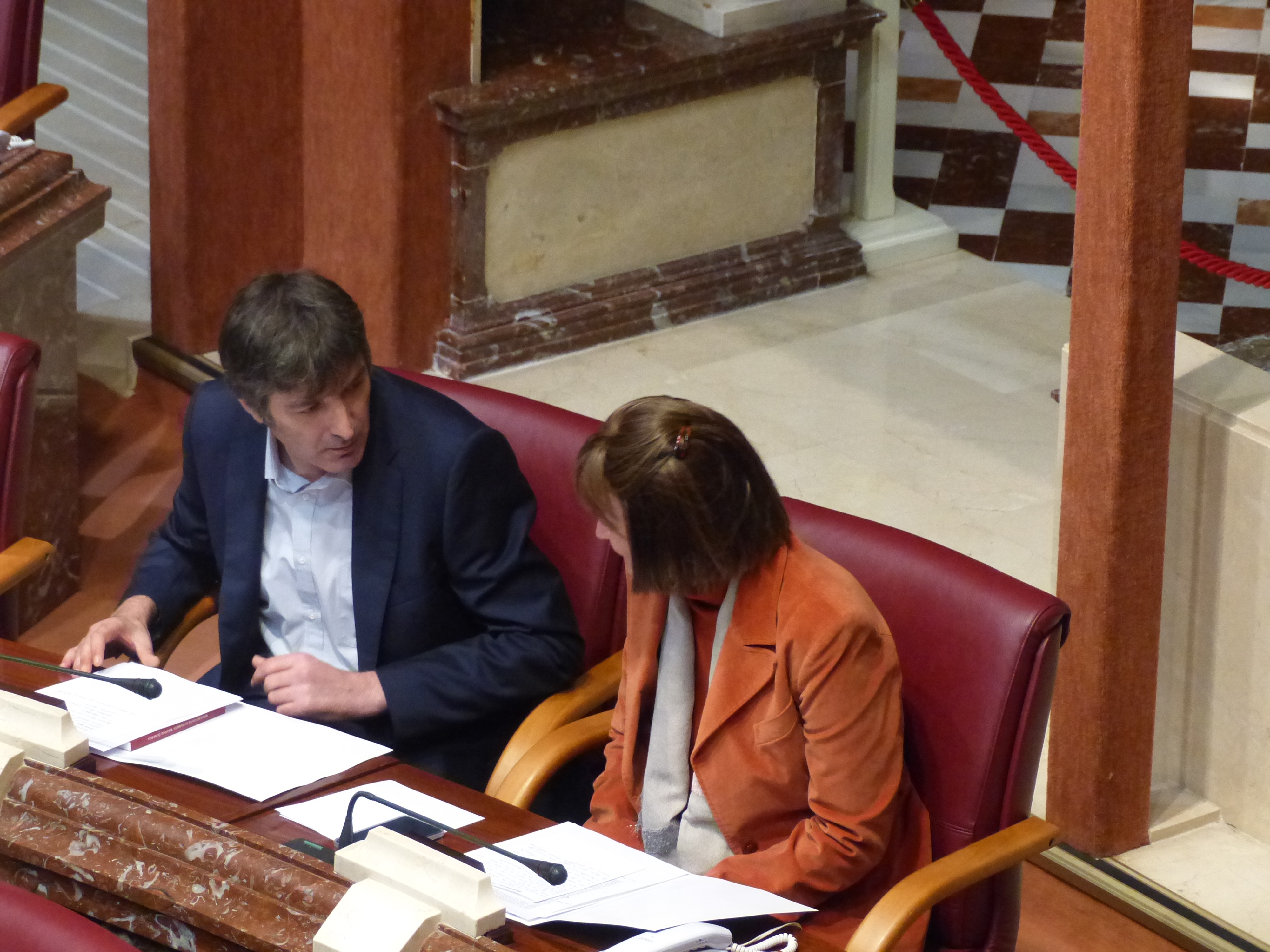 Rafael Esteban charla con con su compañera María Marín