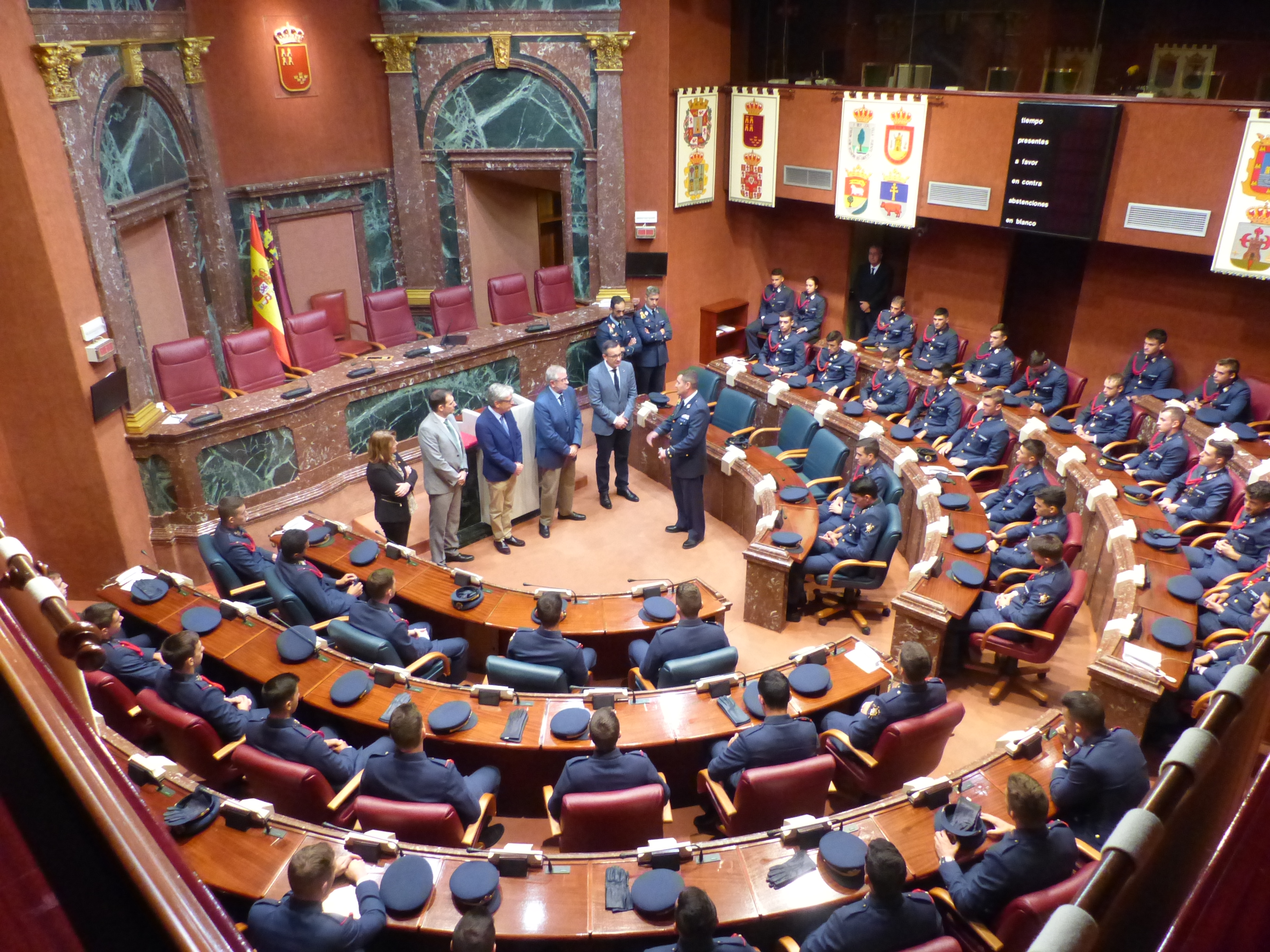 Manuel de la Chica expone a los diputados las labores que realizan los alumnos