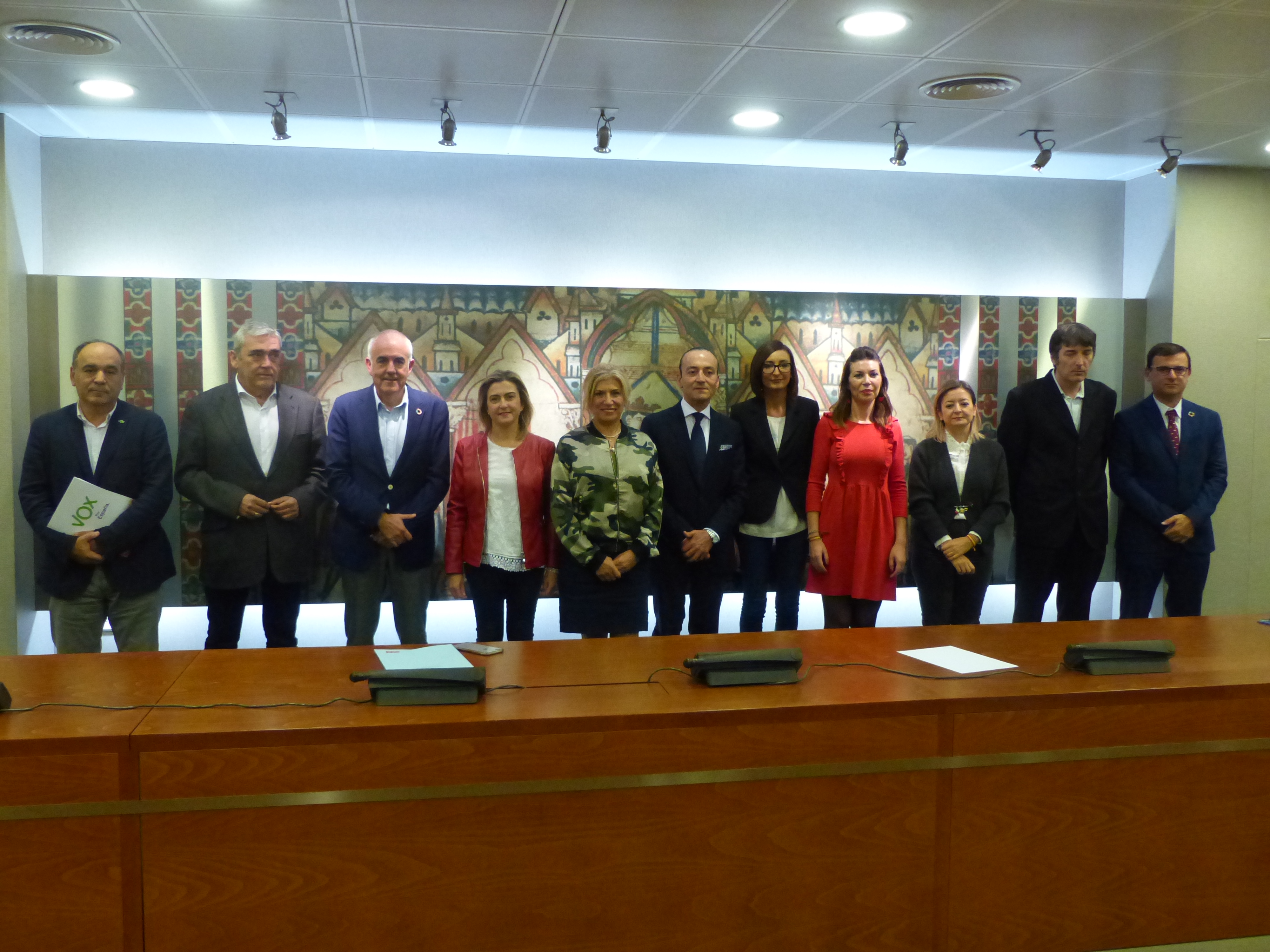 Los miembros de la Comisión especial de Financiación Autonómica posan tras su constitución