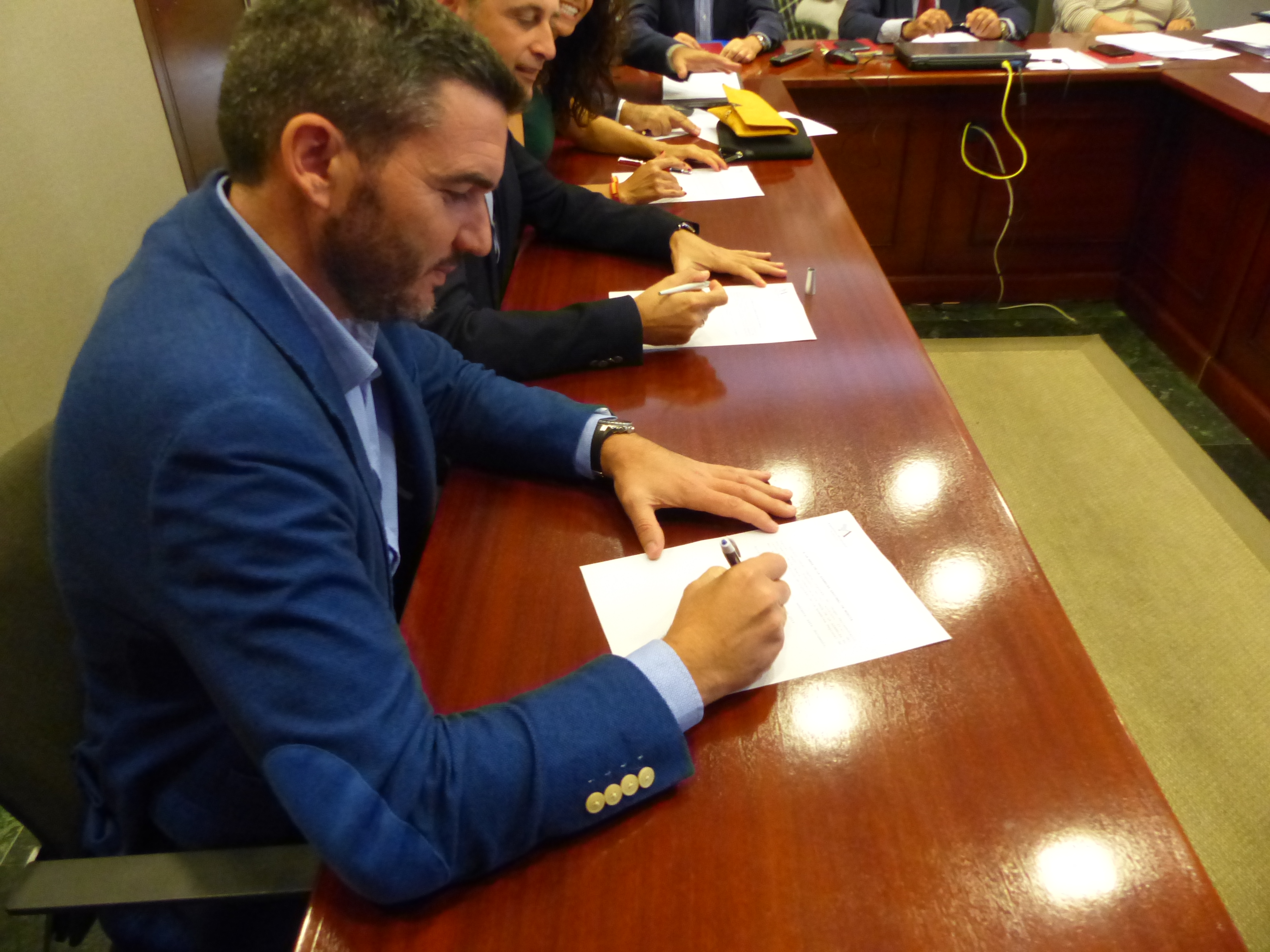 Antonio Luengo, consejero de Agricultura, Ganadería, Pesca y Medio Ambiente, en su comparecencia ante la Mesa para presentar su renuncia