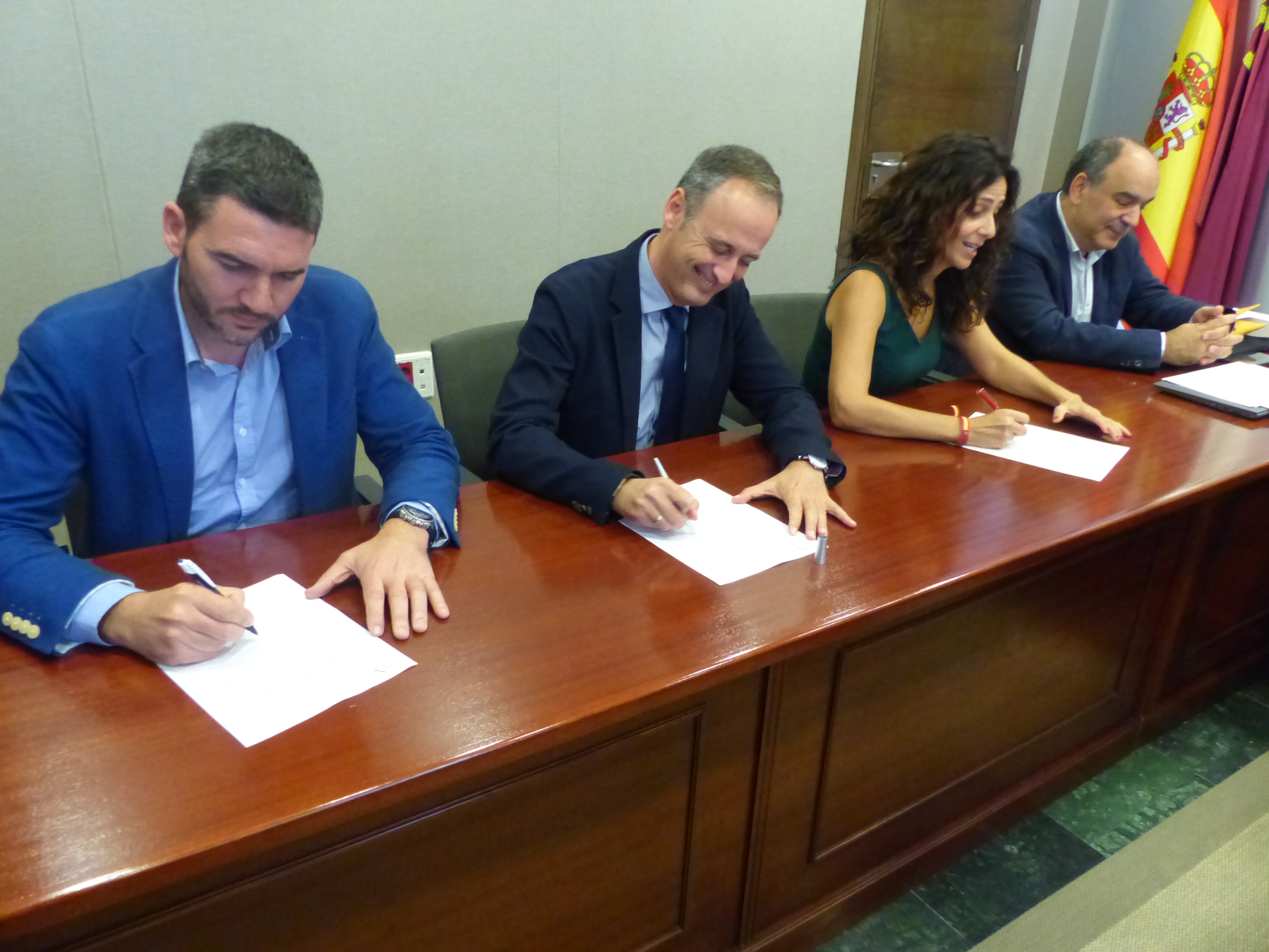 Los consejeros formalizan su renuncia como diputados regionales