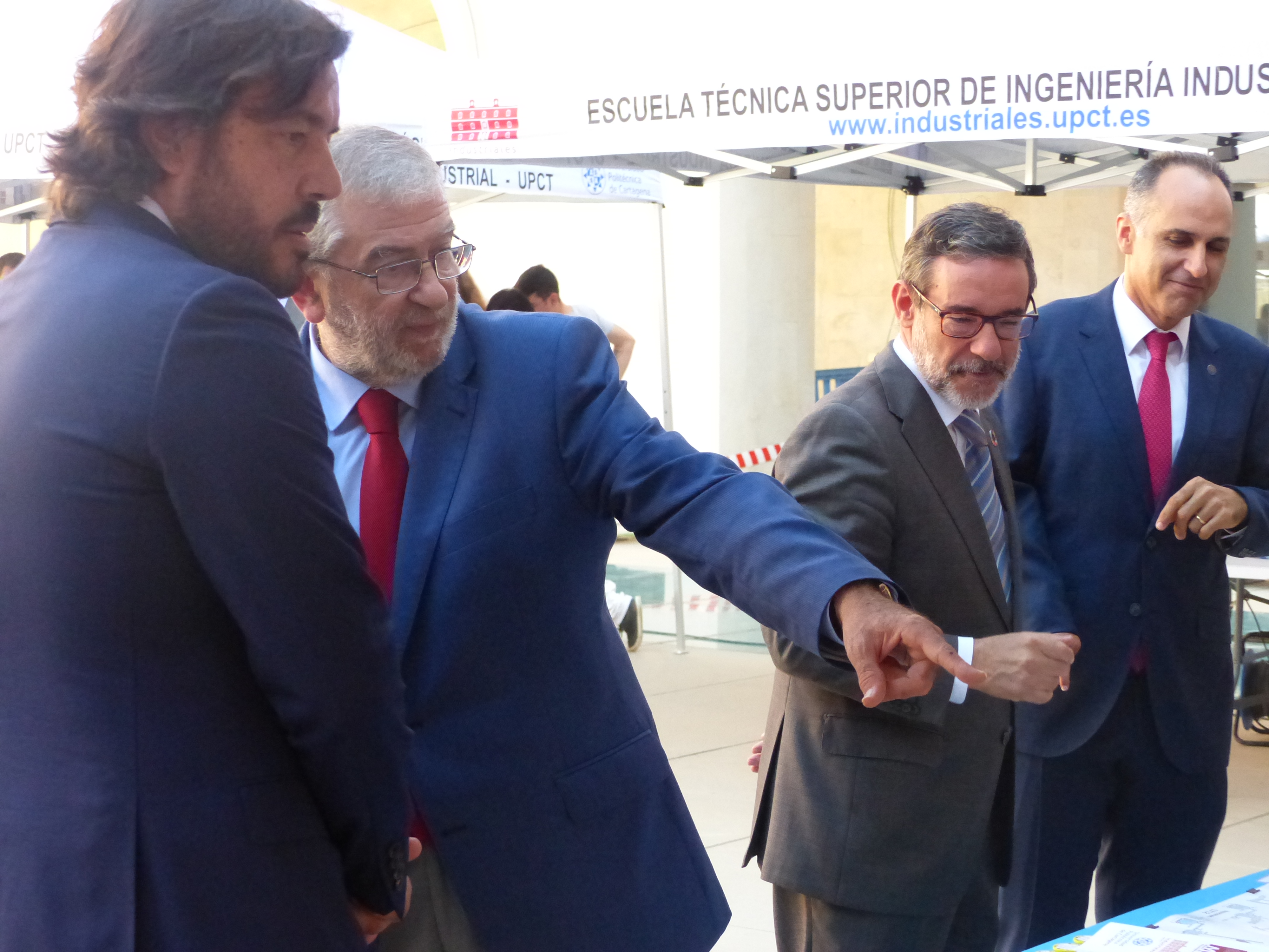 Alberto Castillo habla con el consejero de Empleo, Investigación y Universidades, Miguel Motas, en presencia del delegado del Gobierno y del rector de la UPCT