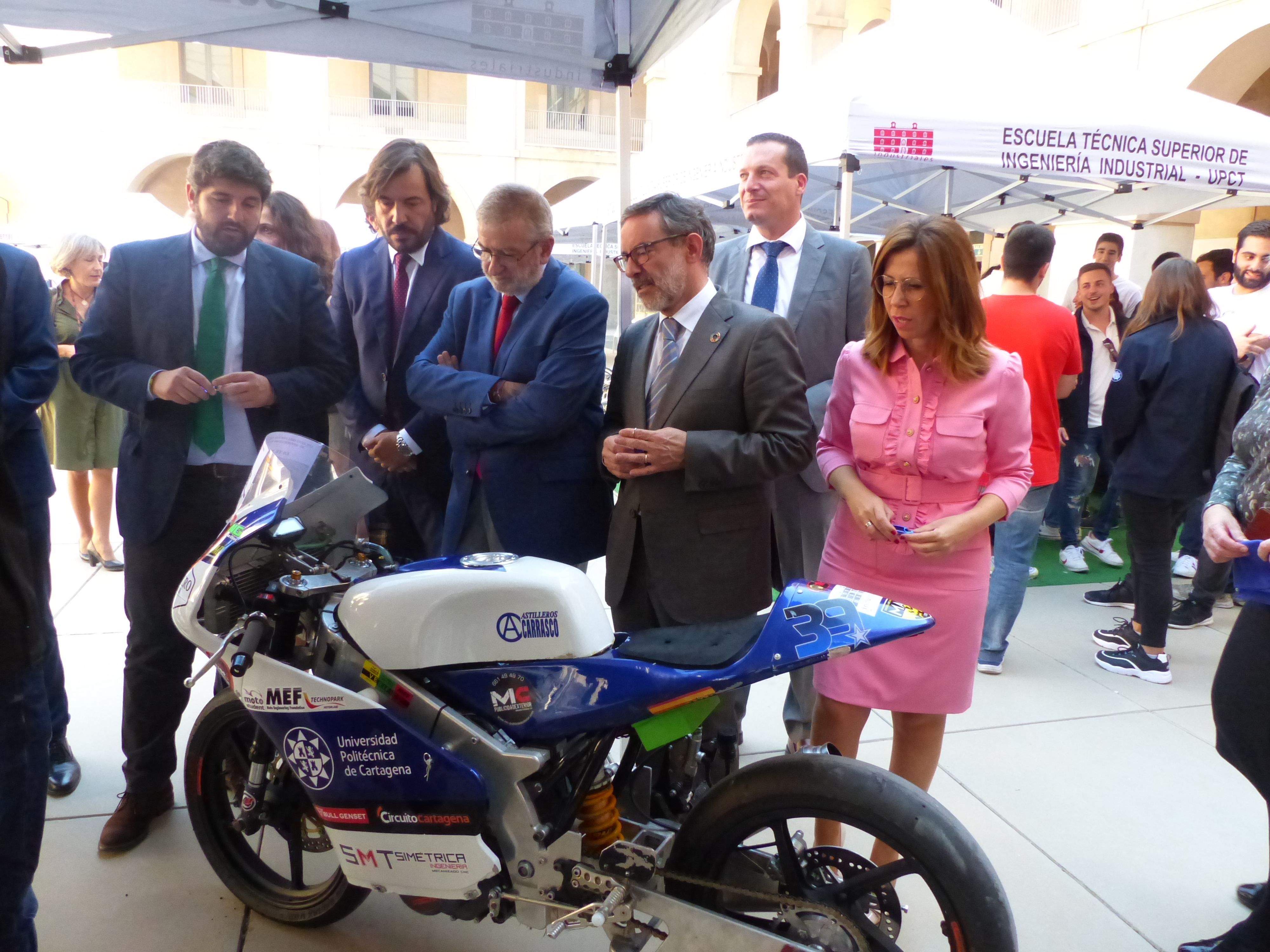 Las autoridades contemplan otro prototipo de competición realizado por alumnos de la Escuela de Ingenieros Industriales