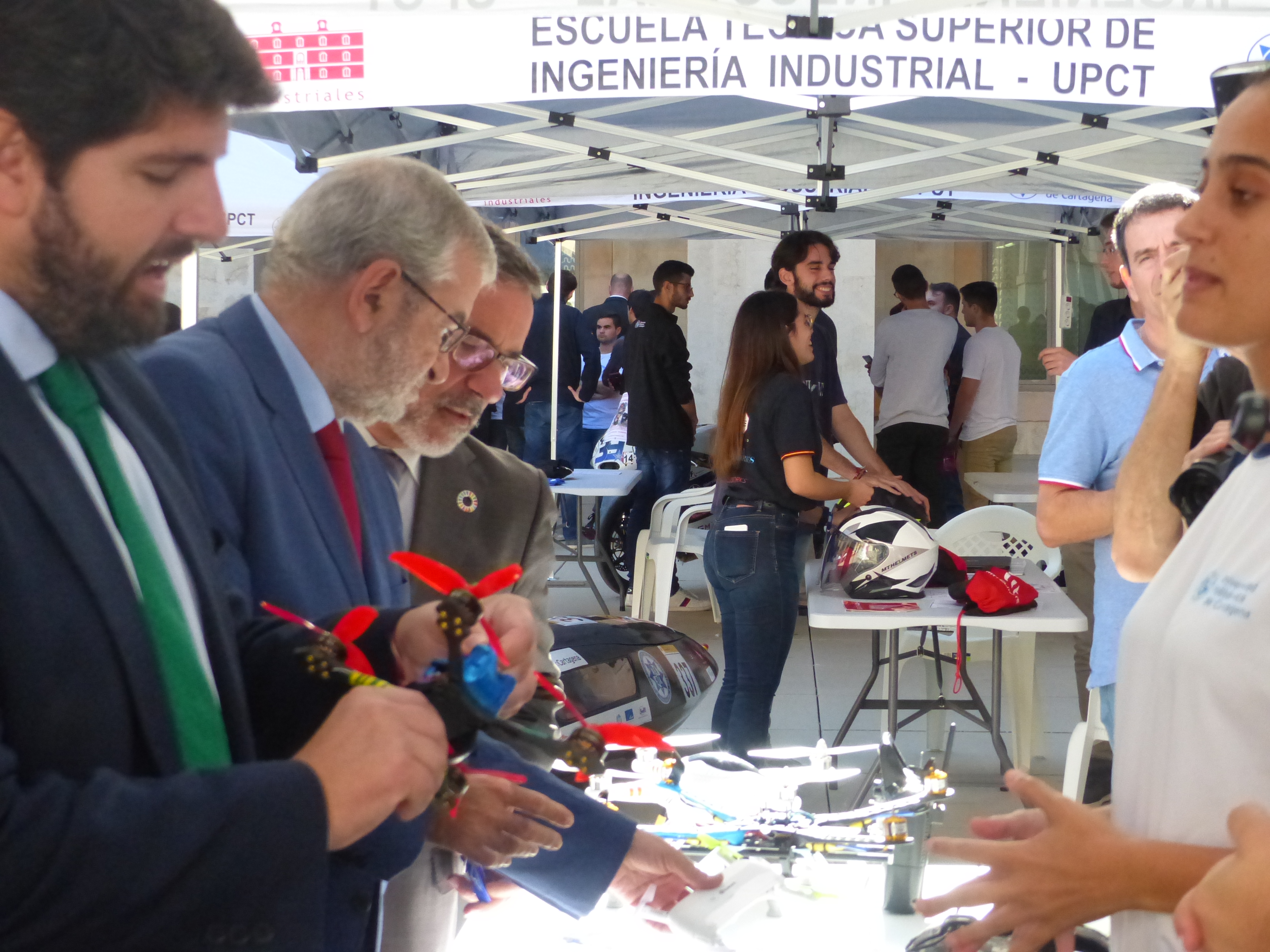El presidente de la Asamblea, el presidente del Gobierno regional y el delegado del Gobierno observan los drones expuestos
