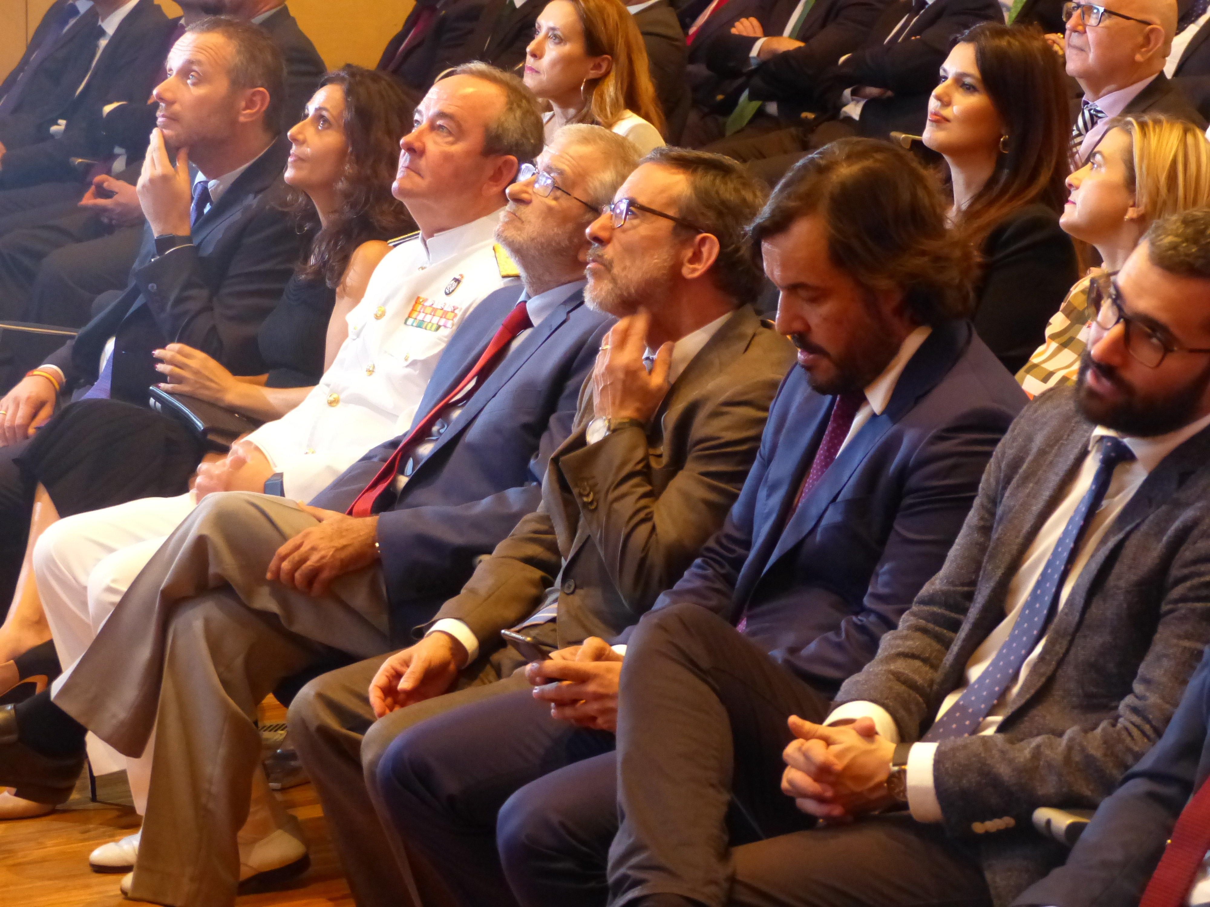 Alberto Castillo, junto a varios diputados, sigue el desarrollo del acto