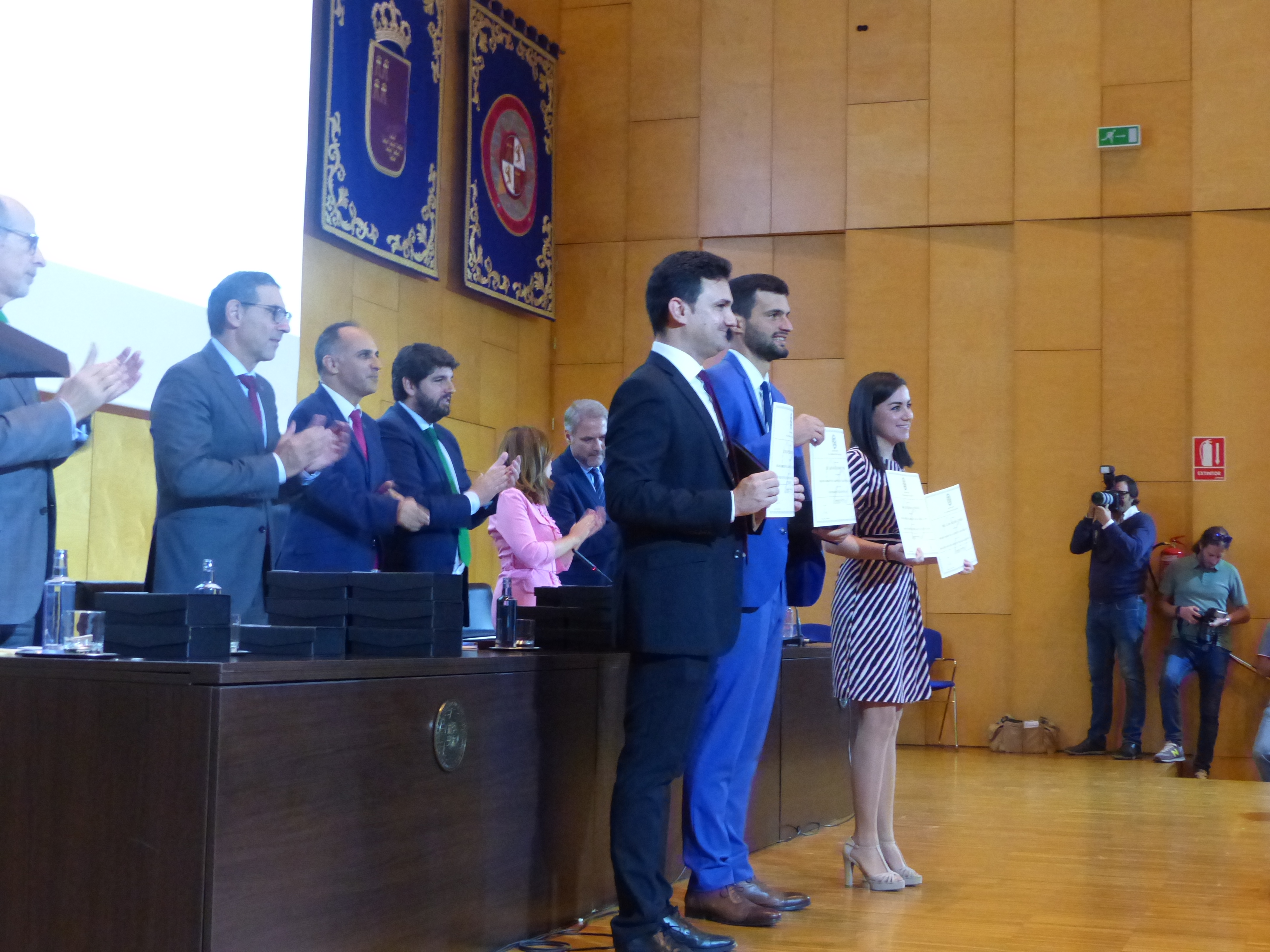Cincuenta y nueve egresados con mejor expediente académico de los últimos 20 años han sido reconocidos en el acto
