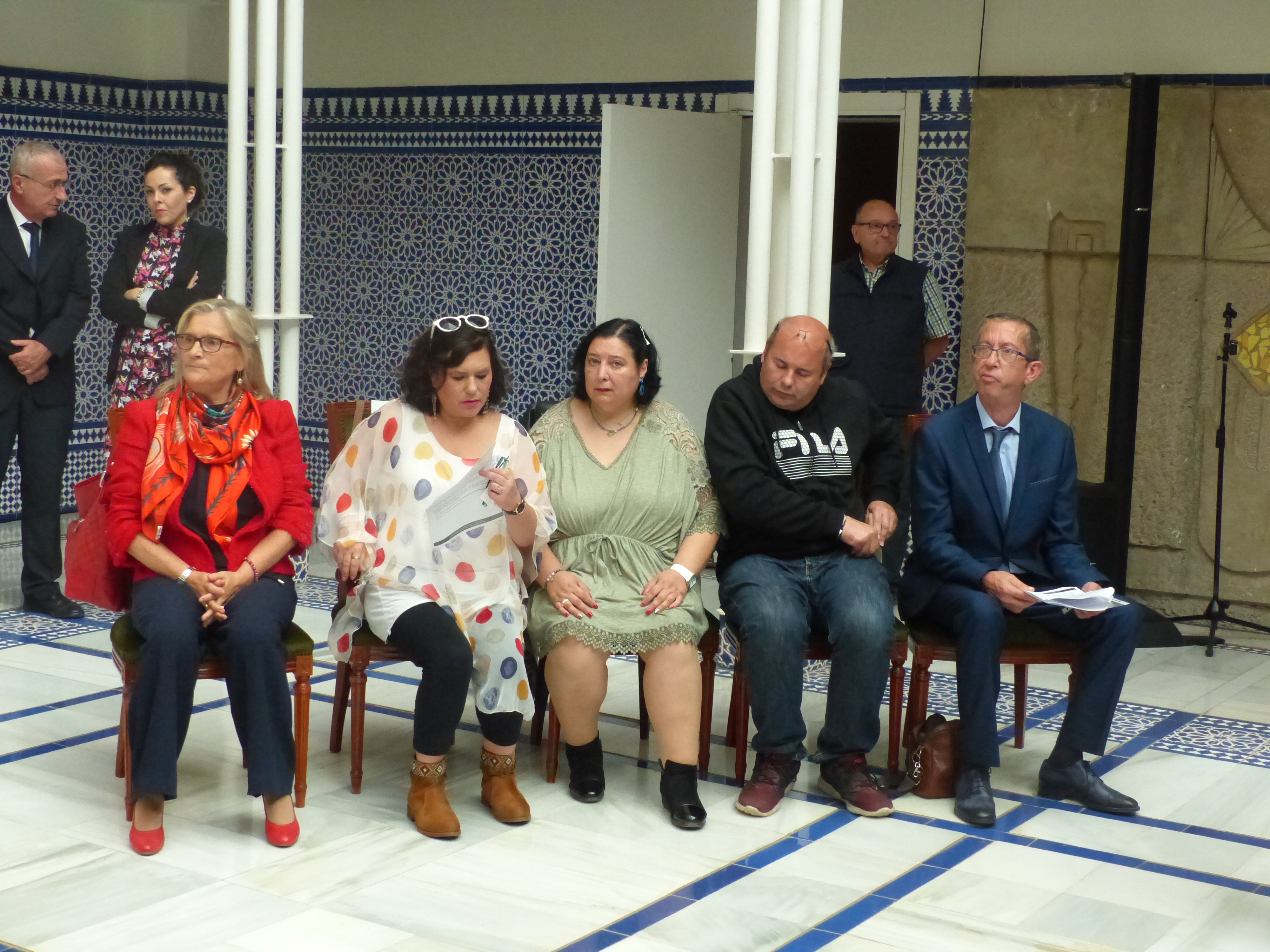 La presidenta de la Federación Salud Mental Región de Murcia, junto a los representantes del Comité En Primera Persona, que han participado en el acto