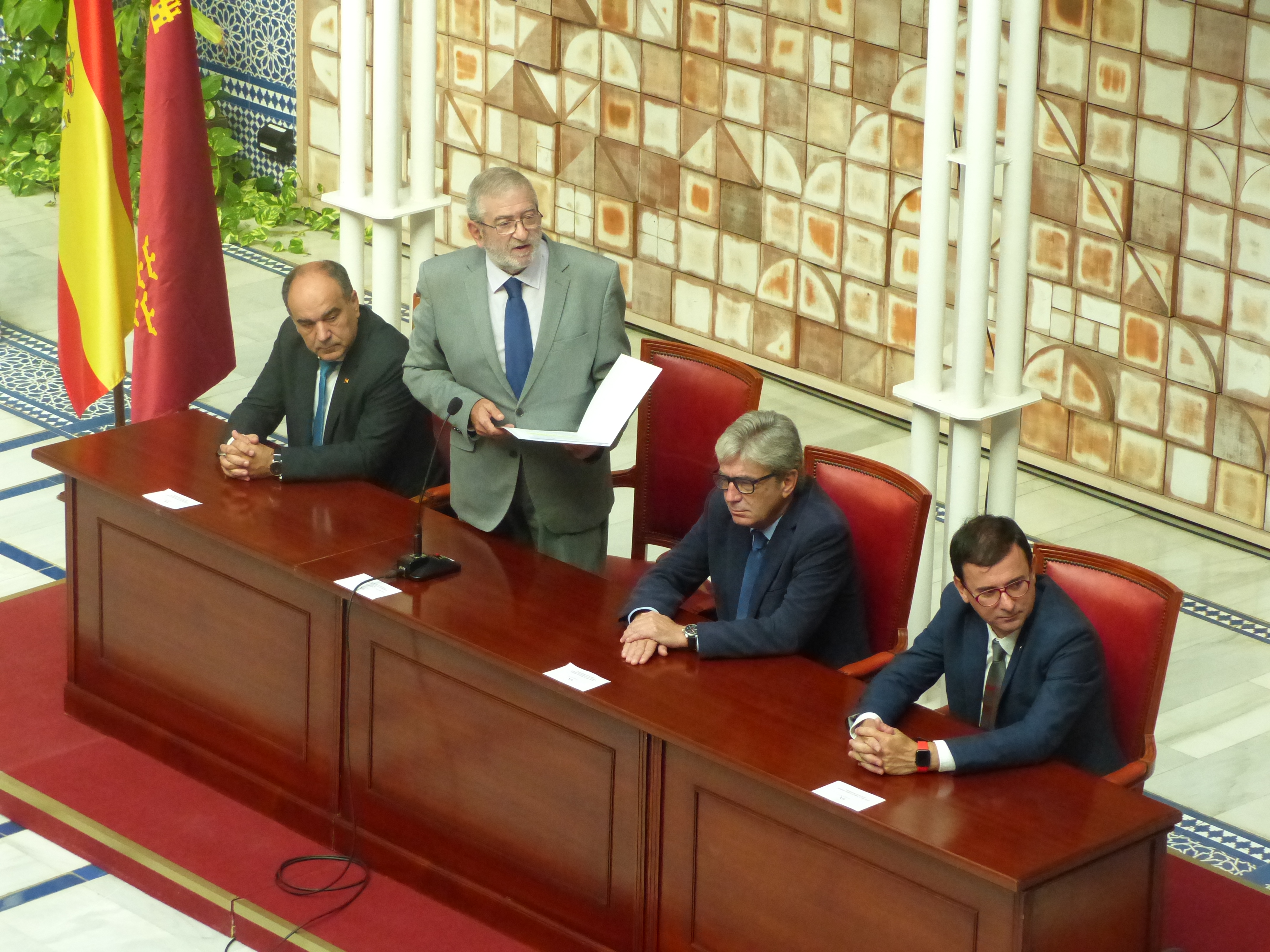 Alberto Castillo ha ofrecido la colaboración de la Asamblea para visibilizar el problema del suicidio e intentar combatirlo