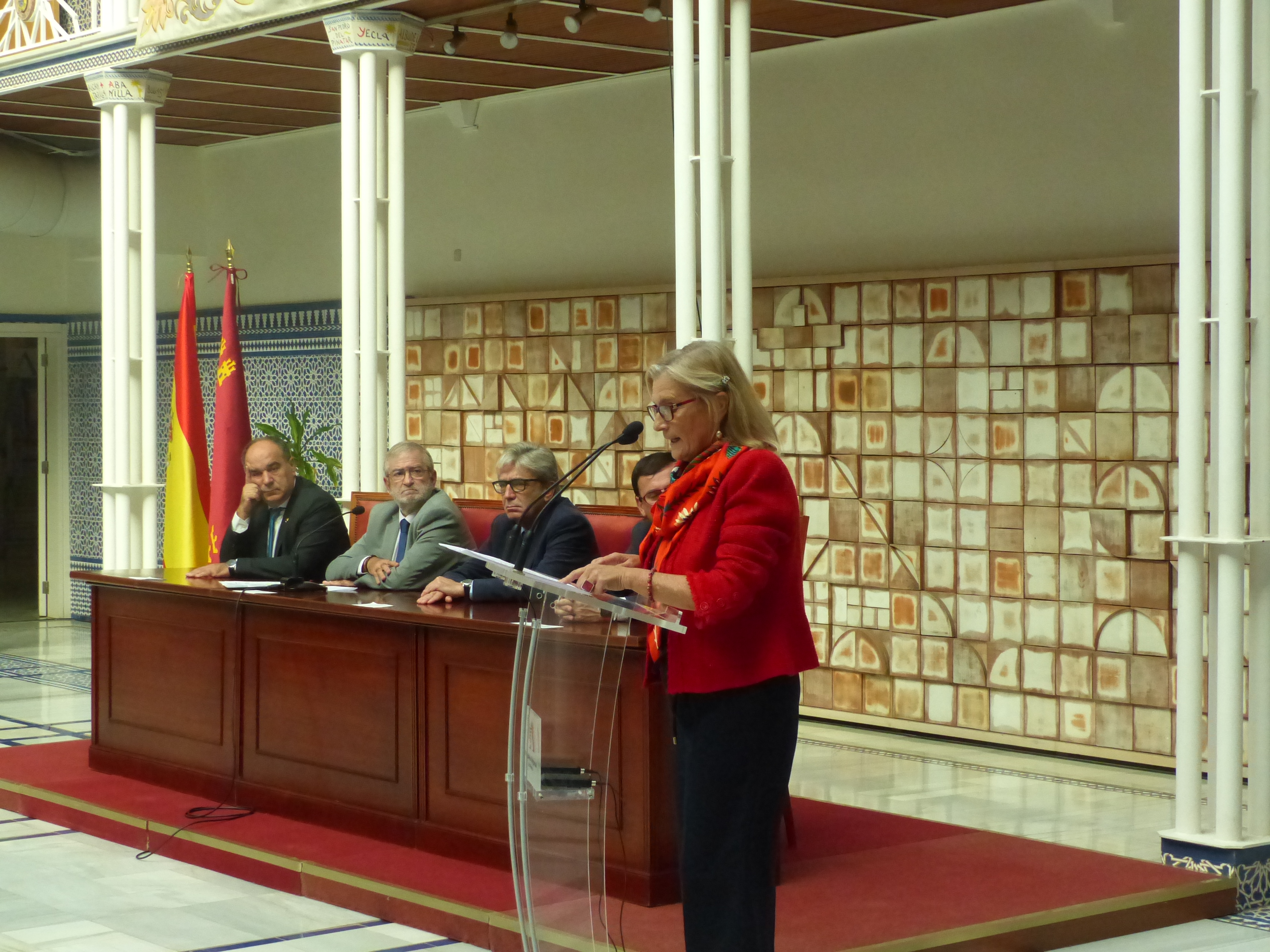 Delia Tophan, presidenta de la Federación Salud Mental Región de Murcia, ha pedido el apoyo de la Asamblea para impulsar políticas que mejoren la calidad de vida de las personas con problemas de salud mental y de sus familias