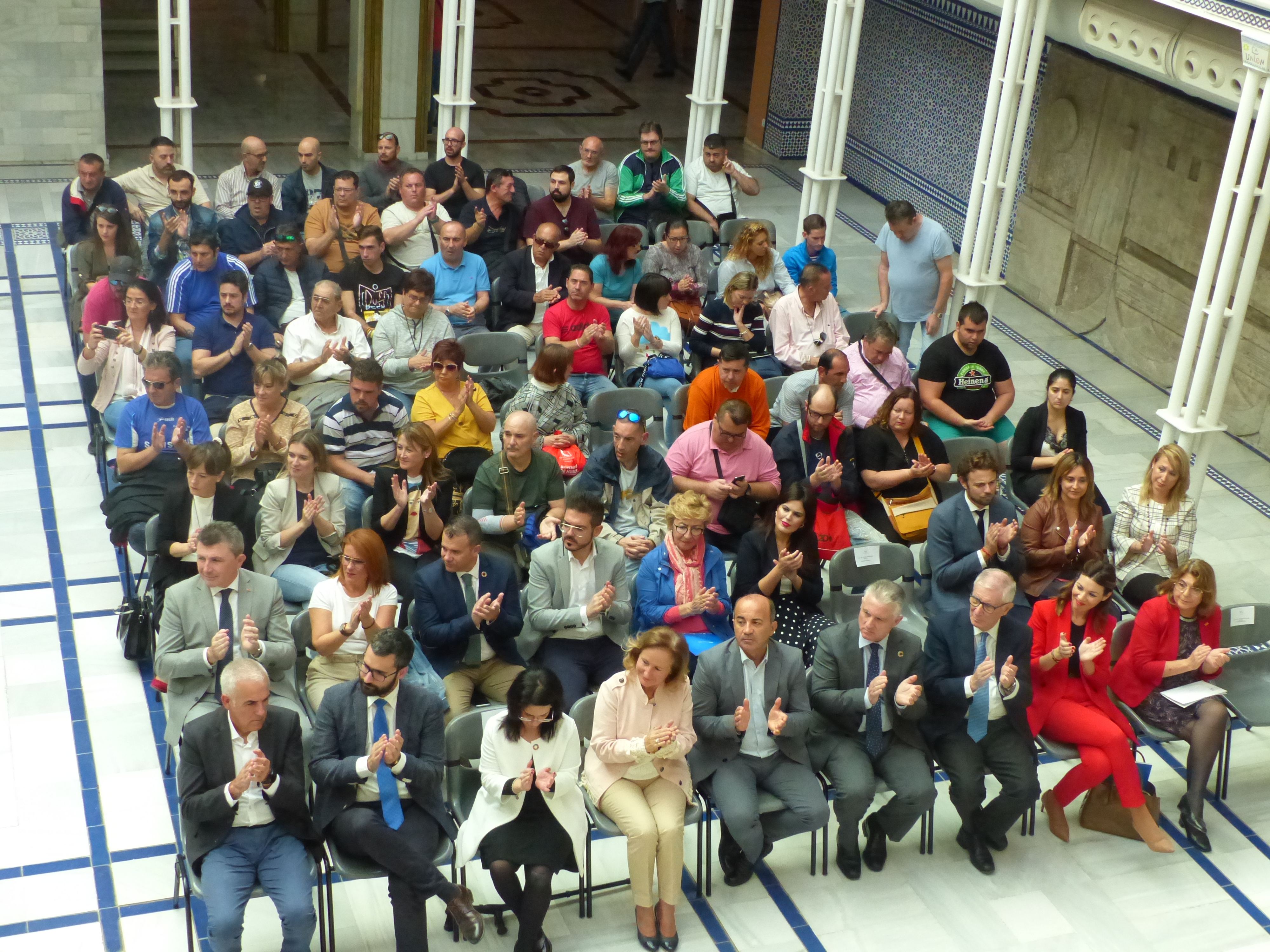 Al acto ha asistido una nutrida representación parlamentaria