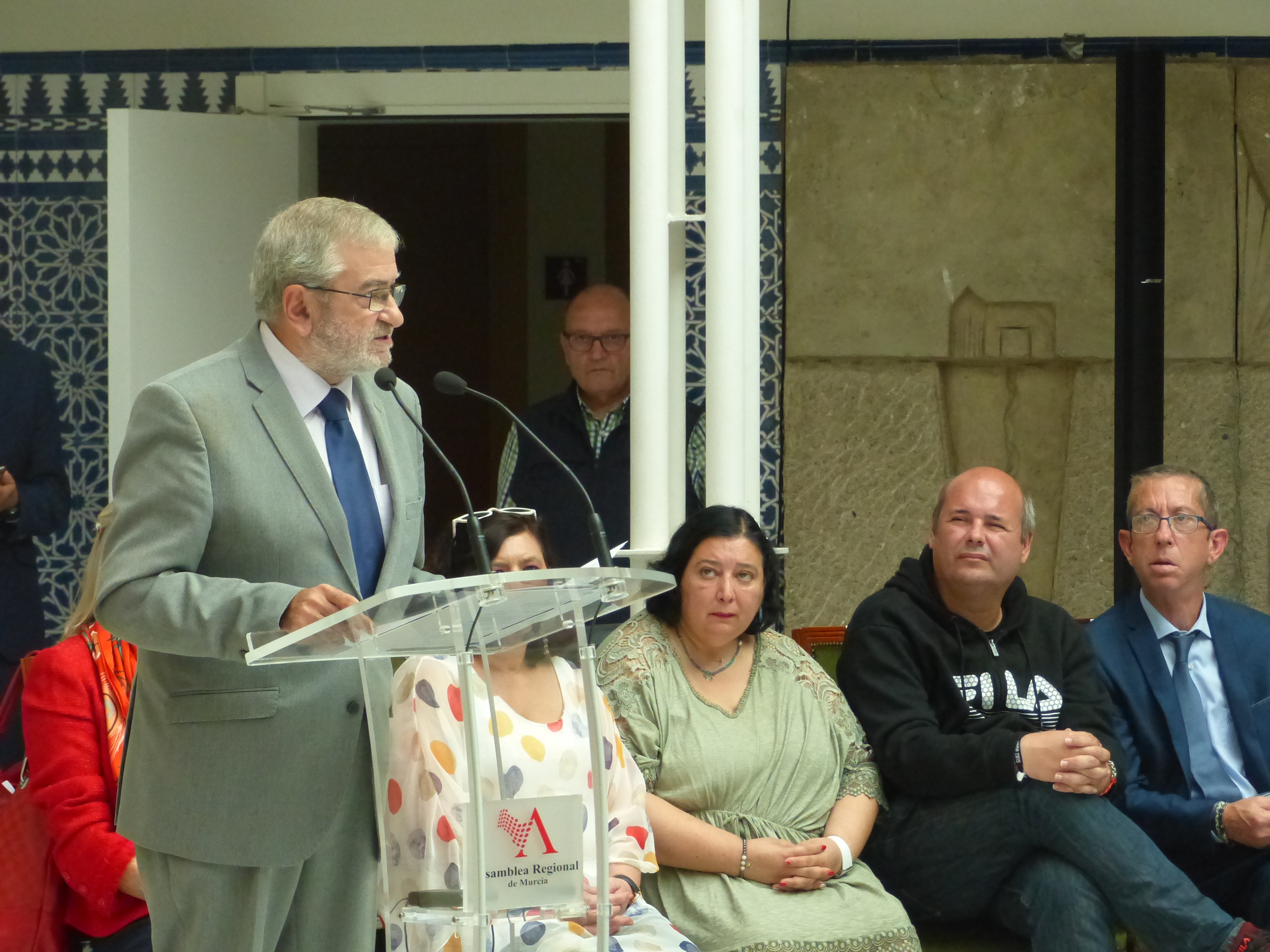 El presidente de la Asamblea, Alberto Castillo, lee la proclama "Conect@ con la vida"