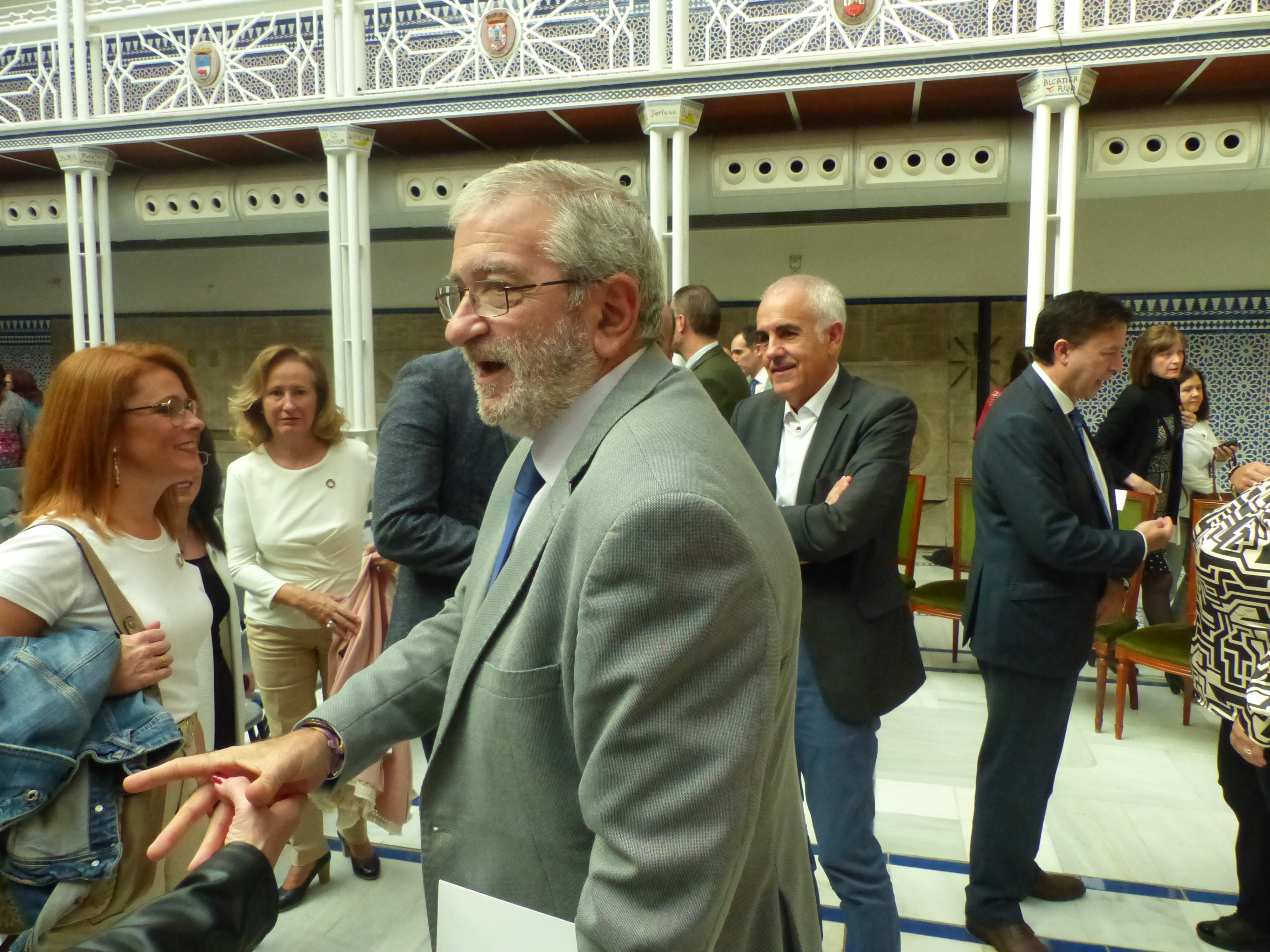El presidente de la Asamblea, Alberto Castillo, saluda a los asistentes, al término del acto