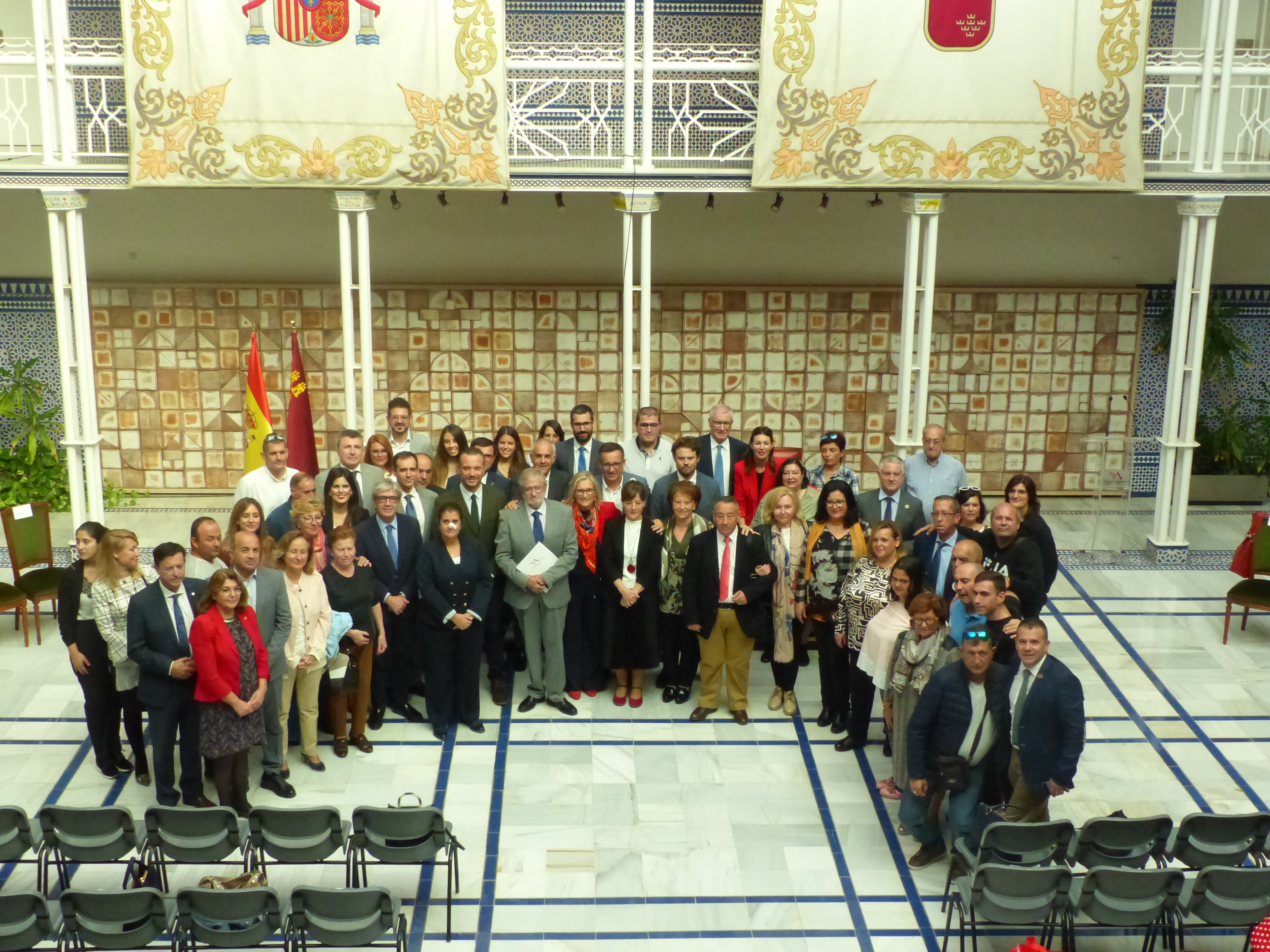 Foto de familia, con algunos de los asistentes al acto conmemorativo del Día Mundial de Salud Mental