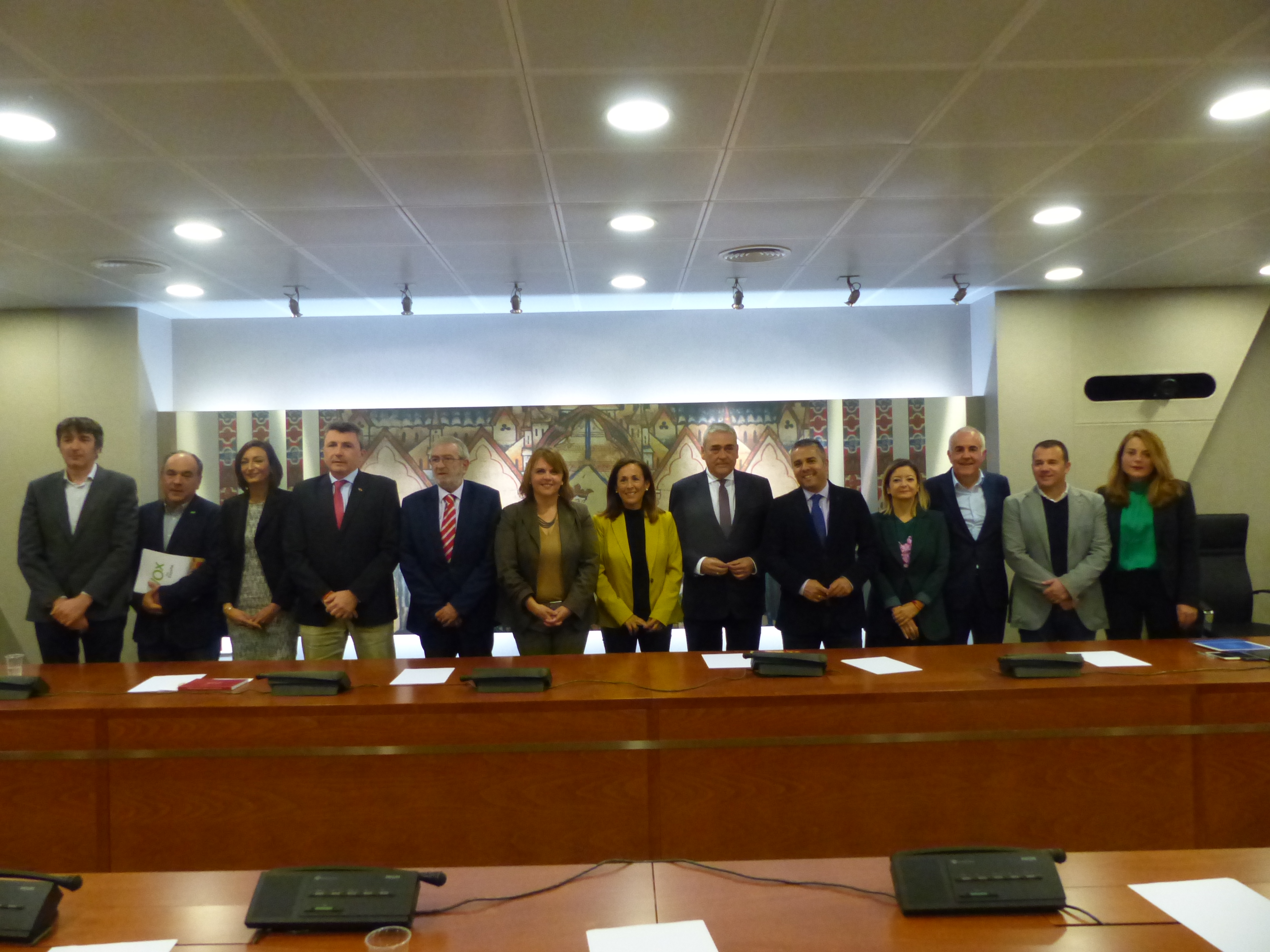 La nueva Comisión especial del Agua posa junto a Alberto Castillo, que ha presidido su constitución