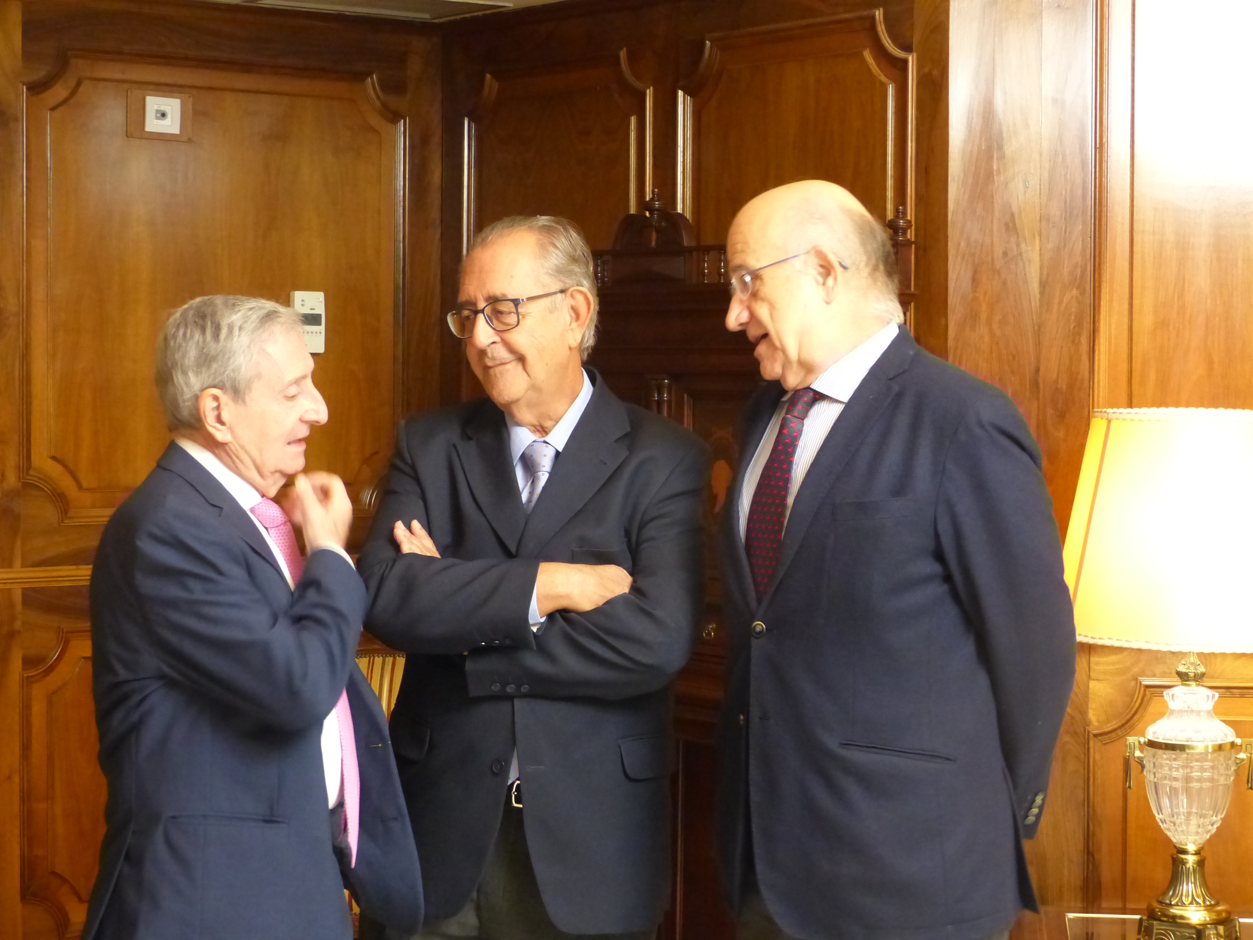 Juan Roca, Francisco Chacón y Cristóbal Belda, minutos antes del encuentro con el presidente de la Asamblea