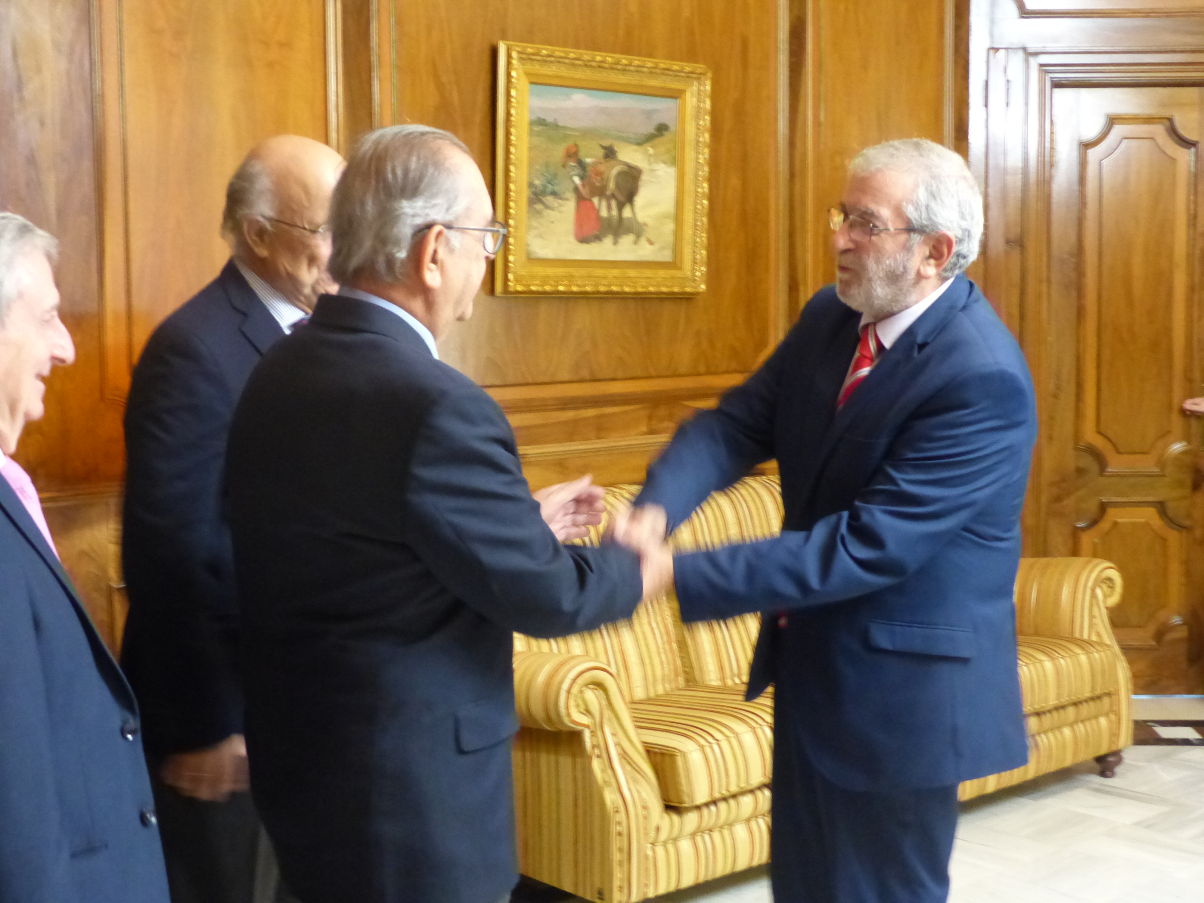 Alberto Castillo saluda al presidente de la Fundación, Juan Roca, en presencia de Chacón y Belda