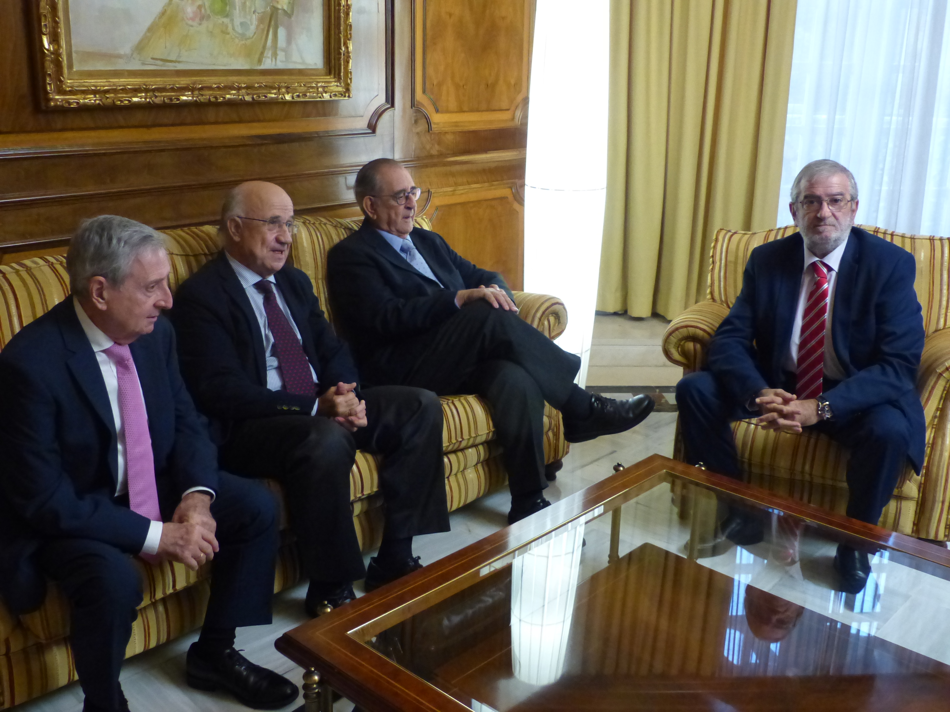 El Presidente de la Asamblea, Alberto Castillo, junto a los representantes de la Fundación Centro de Estudios Históricos e Investigaciones Locales