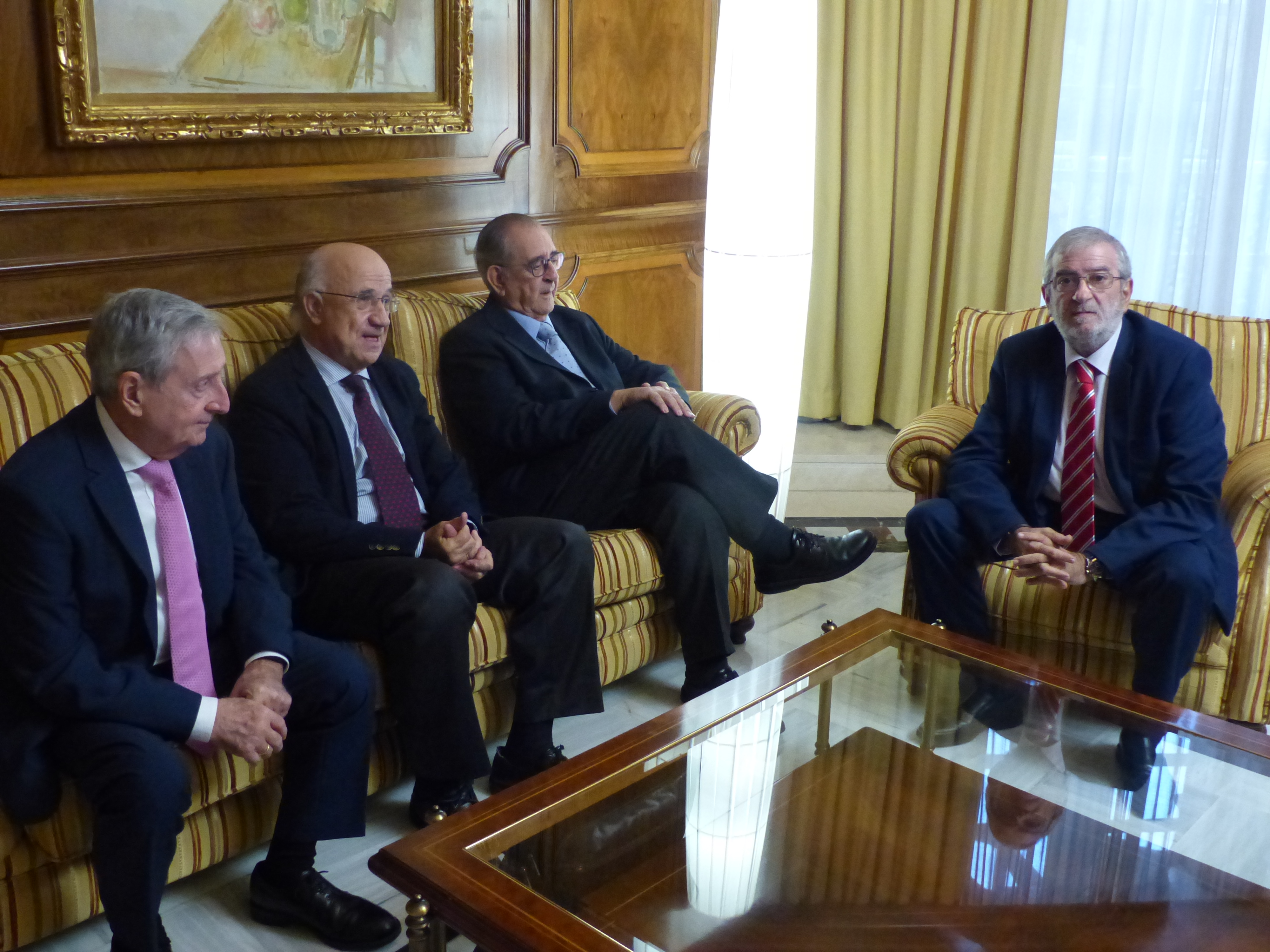 El presidente de la Asamblea, Alberto Castillo, junto a los representantes de la Fundación Centro de Estudios Históricos e Investigaciones Locales