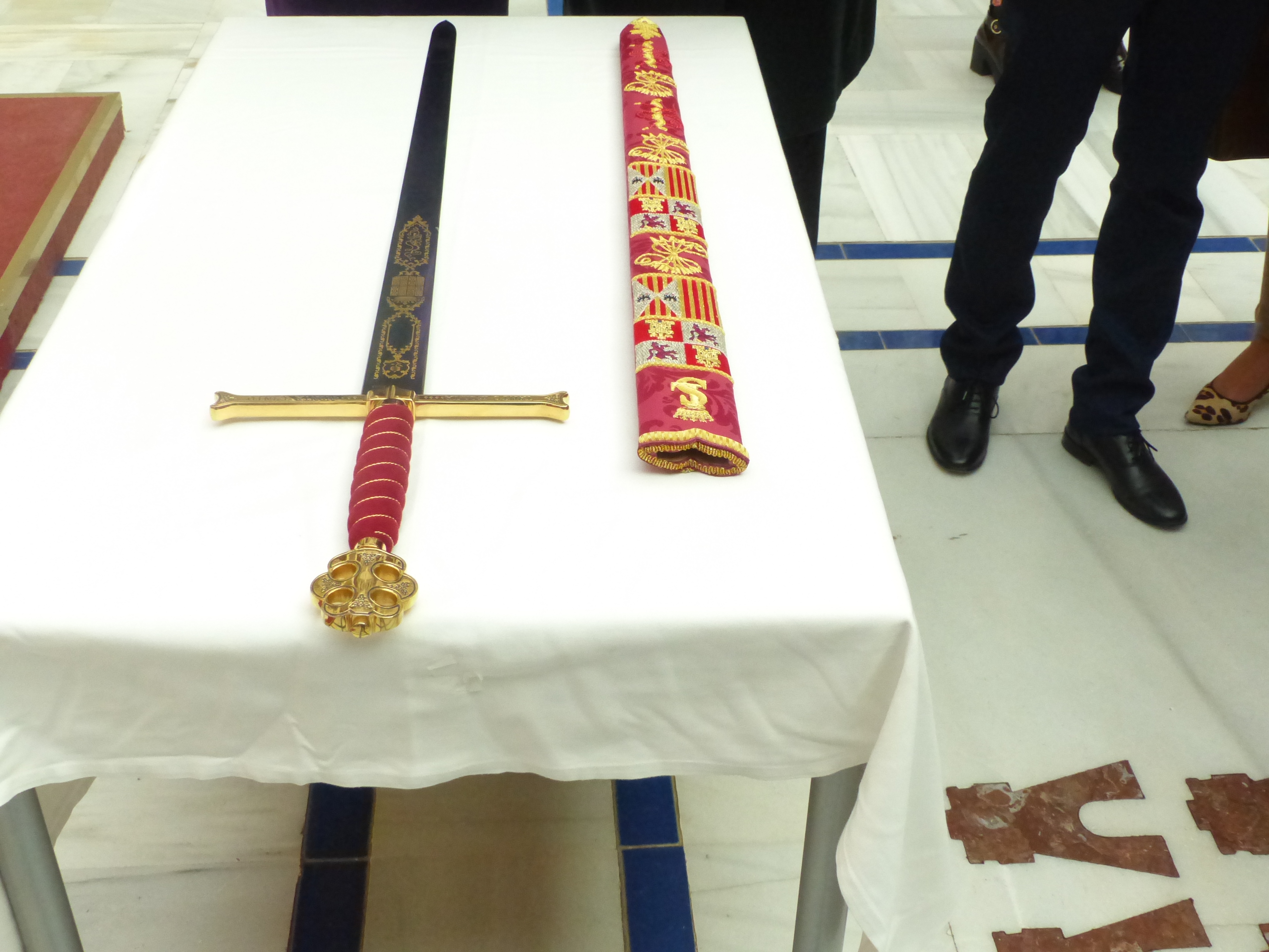 La vaina ha sido bordada en sedas y oro por la lorquina Silvia Teruel