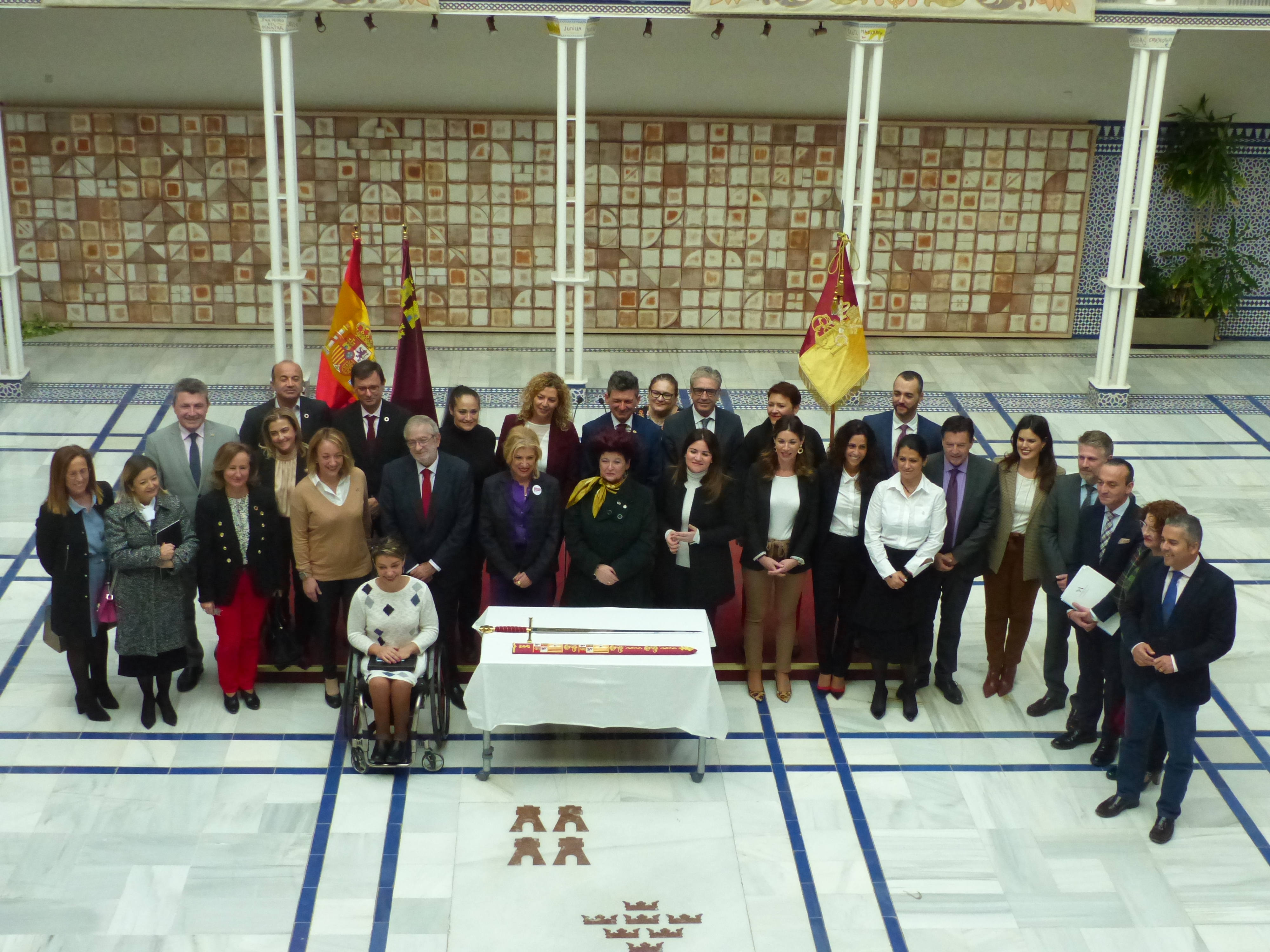Los asistentes al acto de presentación de la réplica de la vaina ceremonial