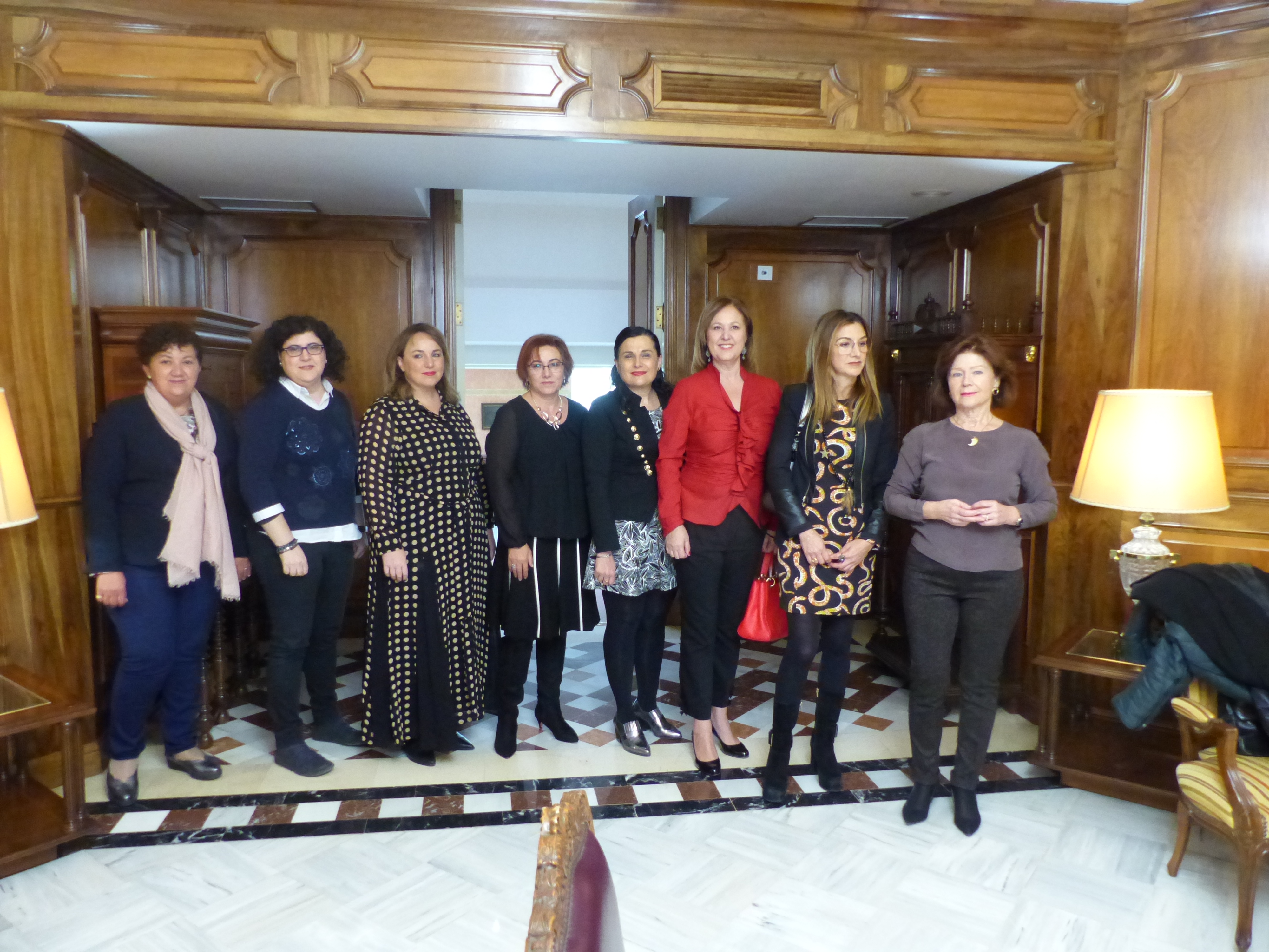 La directiva de la Asociación Colabora Mujer, minutos antes del encuentro con el presidente de la Asamblea