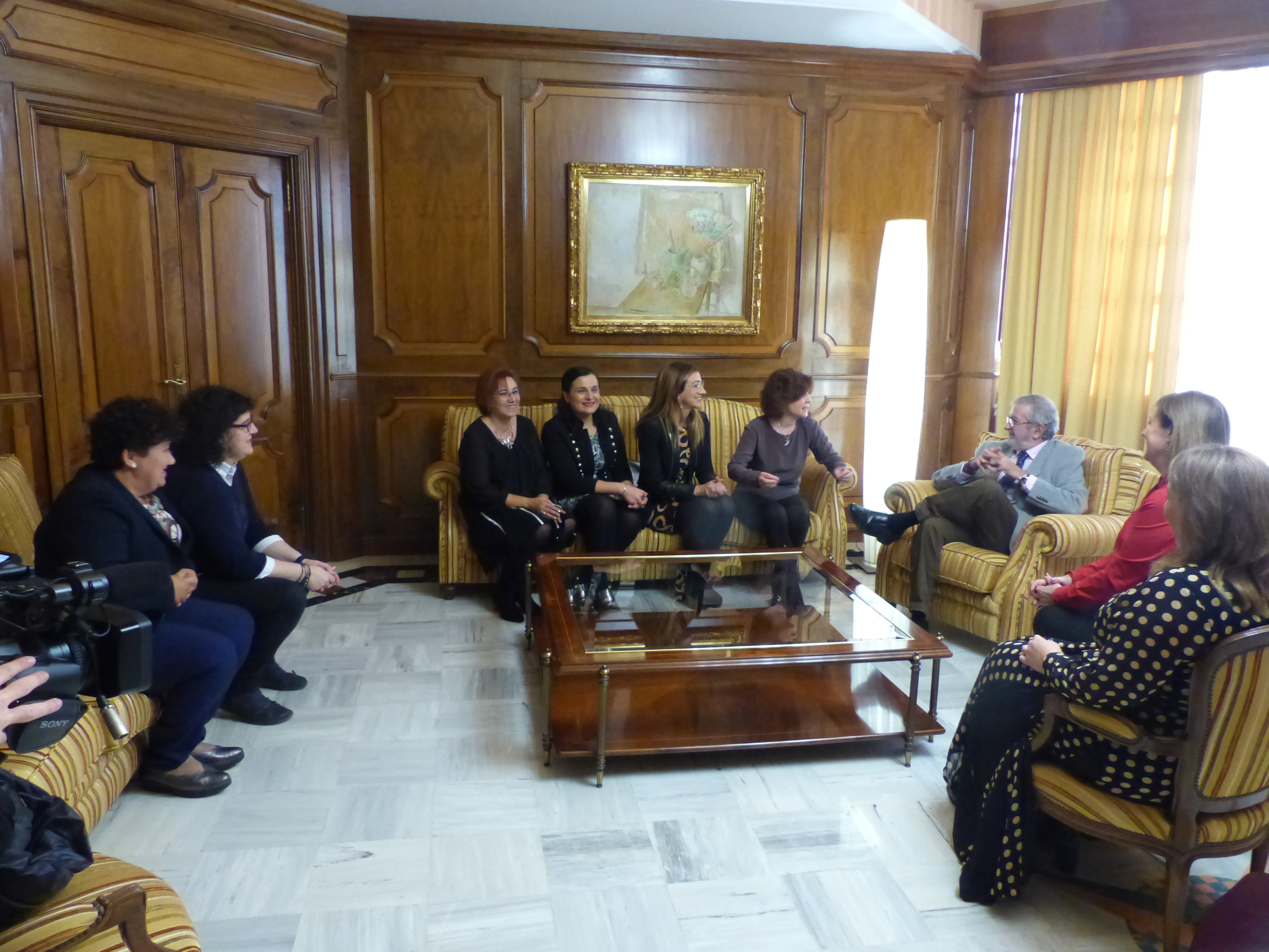 La presidenta de Colabora Mujer, Josefina Lozano, expone los proyectos de la asociación