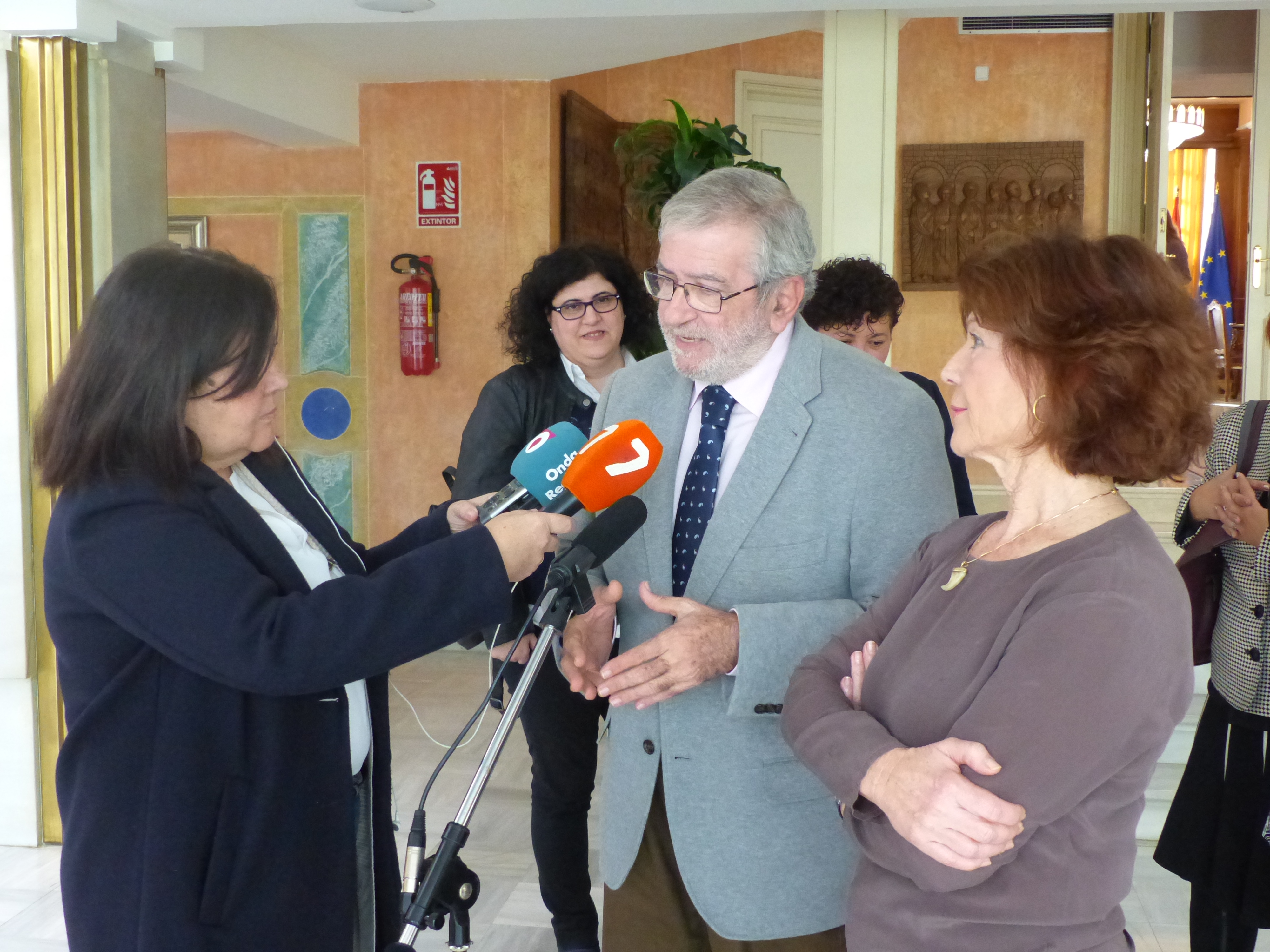 El presidente de la Asamblea, Alberto Castillo, atiende a los medios, tras el encuentro con la directiva de Colabora Mujer
