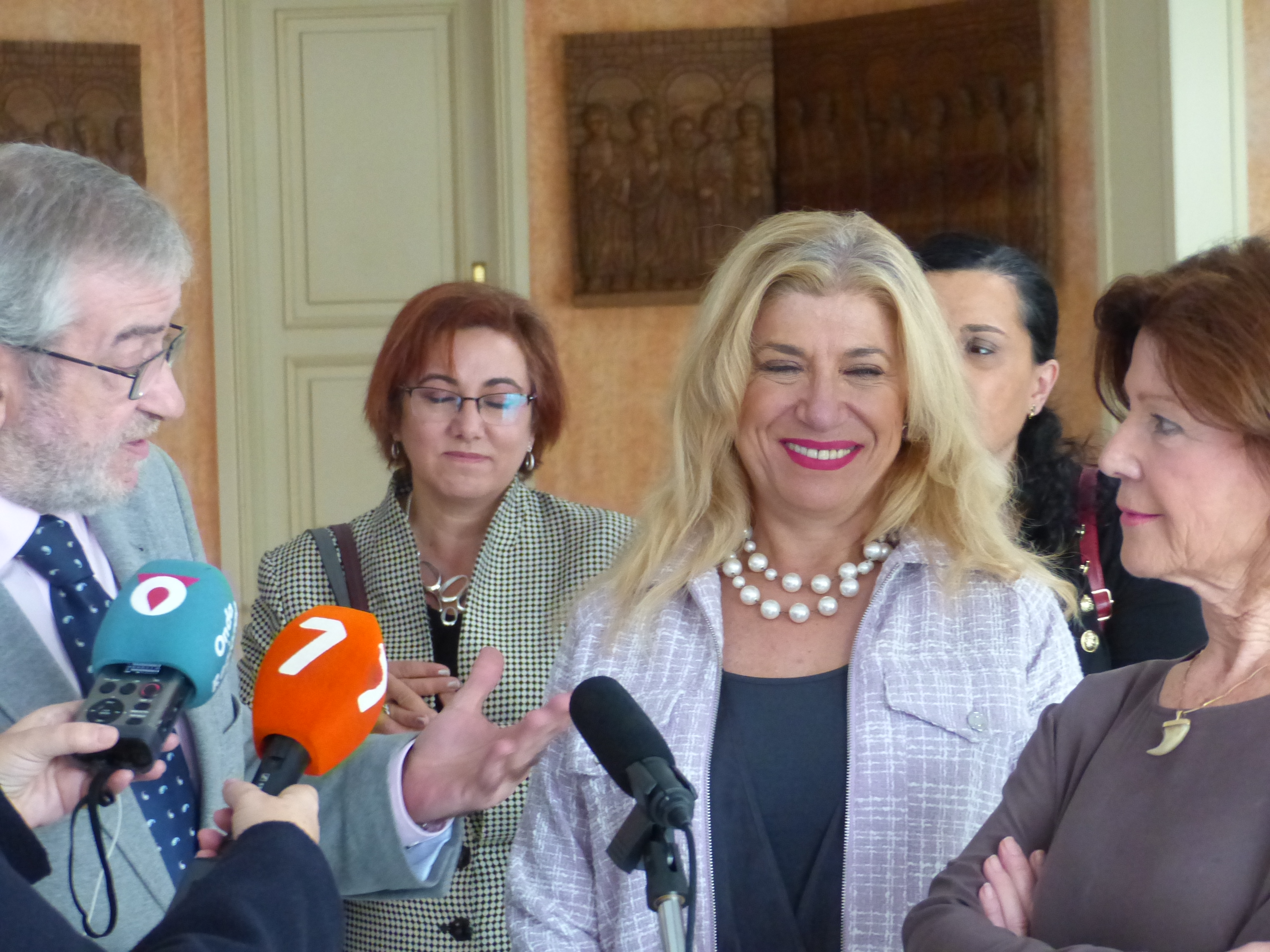 Castillo resume el encuentro, en presencia de la vicepresidenta de la Asamblea,Gloria Alarcón, y de Josefina Lozano, presidenta de Colabora Mujer